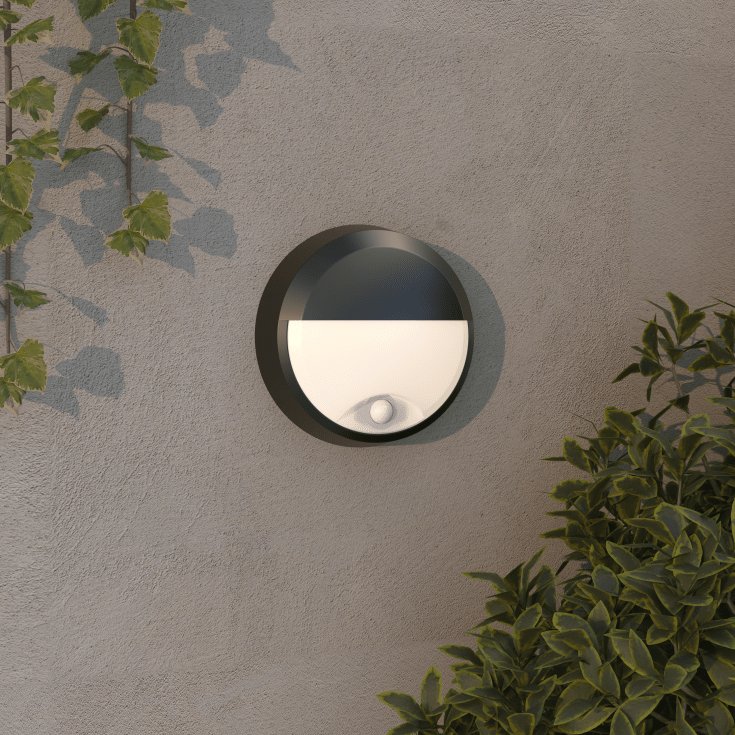 4lite Pylus Round vägglampa utomhus med sensor, halvskärm, svart