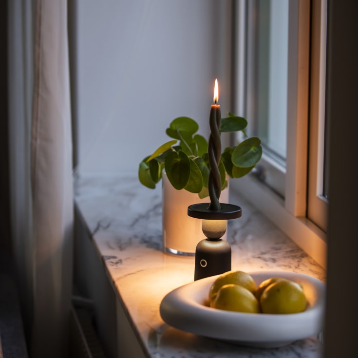 Konstsmide Nantes uppladdningsbar bordslampa med ljusstakehållare, svart