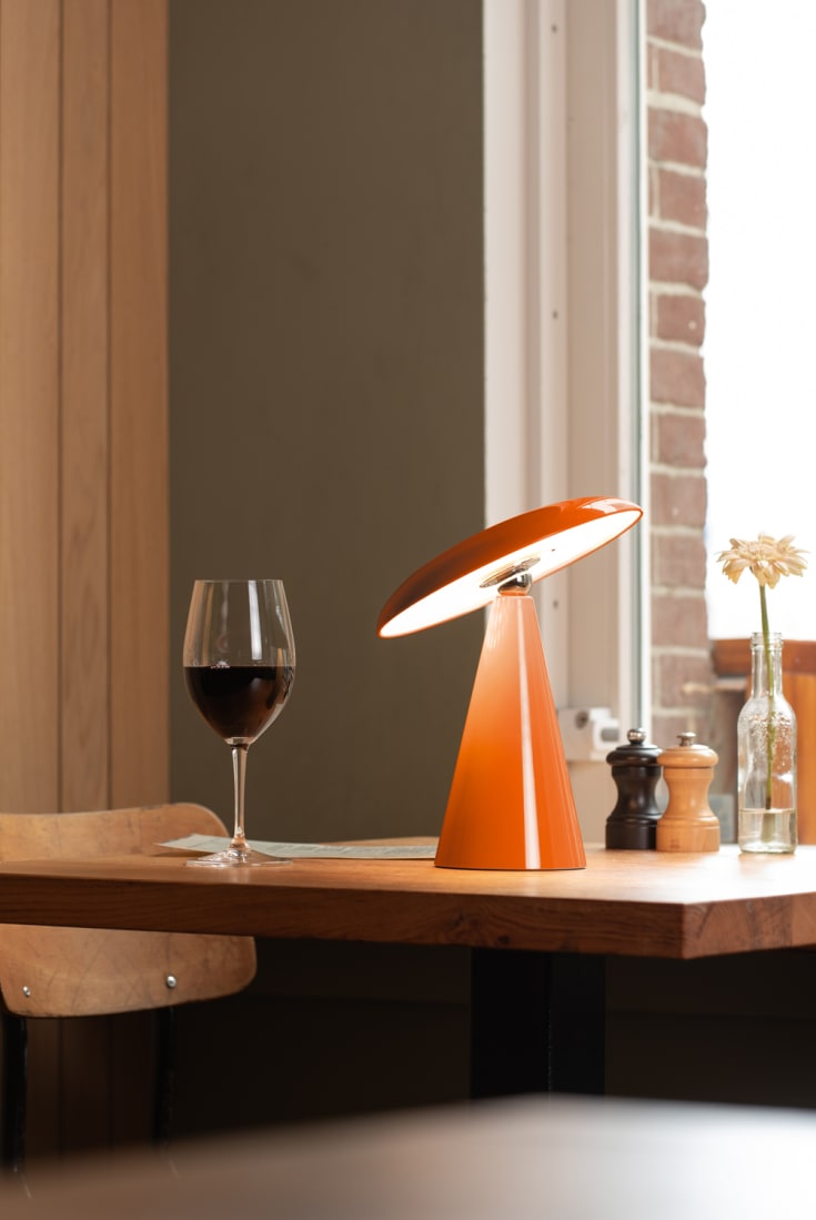 Leitmotiv Phoebe uppladdningsbar bordslampa, orange