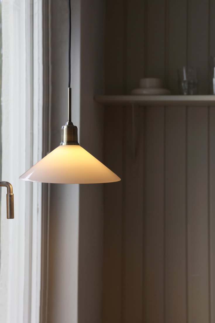 Markslöjd Vela pendellampa 1l antikmässing/blank vit