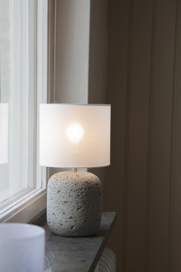 Markslöjd Montagna bordslampa 1l 32 cm grå/off white