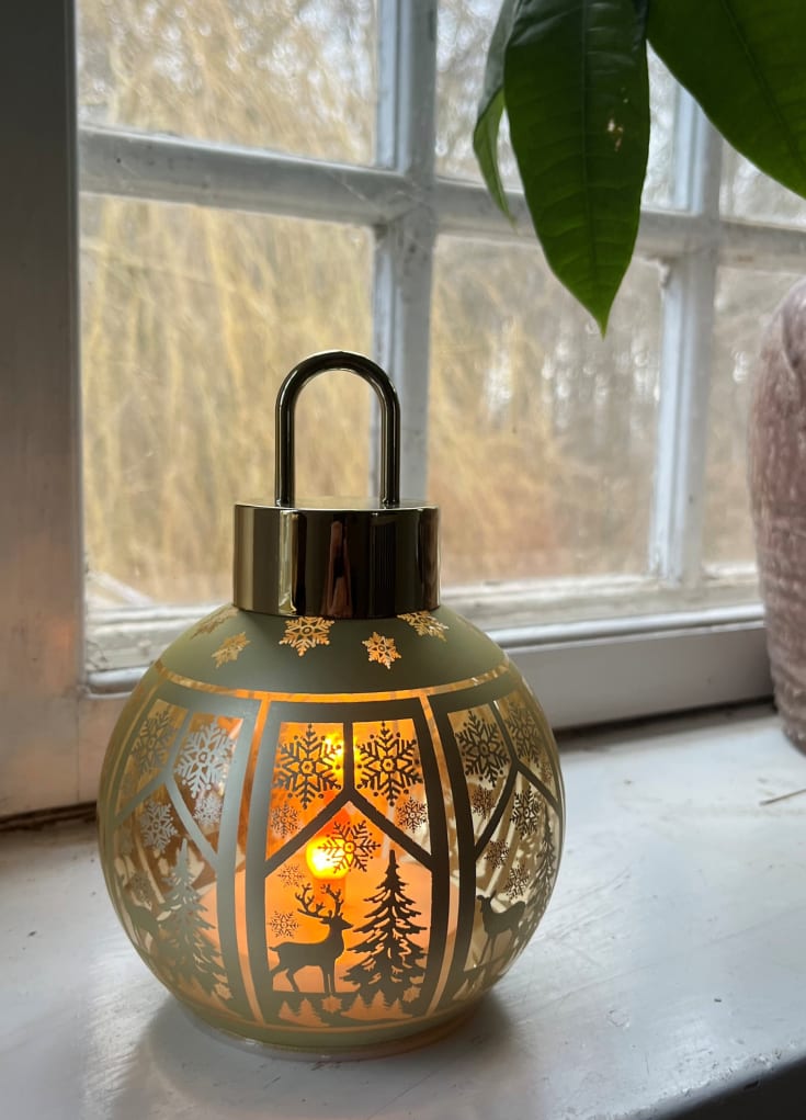 Julekugle gyldent glas med stearinlys effekt.