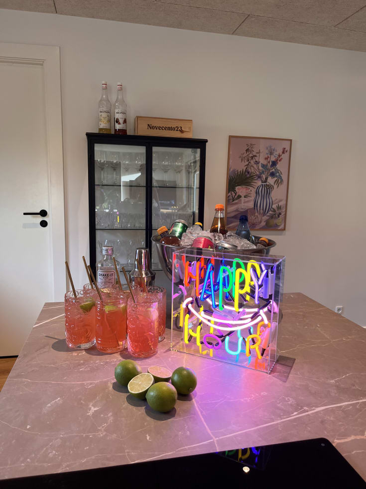 Locomocean Happy Hour neonskylt