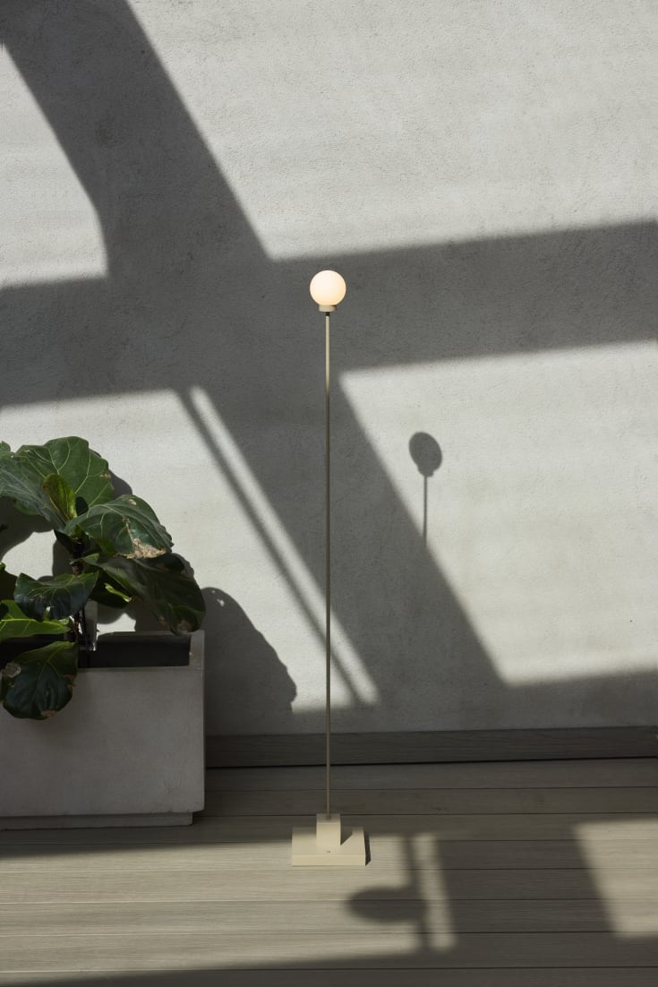 Northern Snowball genopladelig gulvlampe, gråbeige