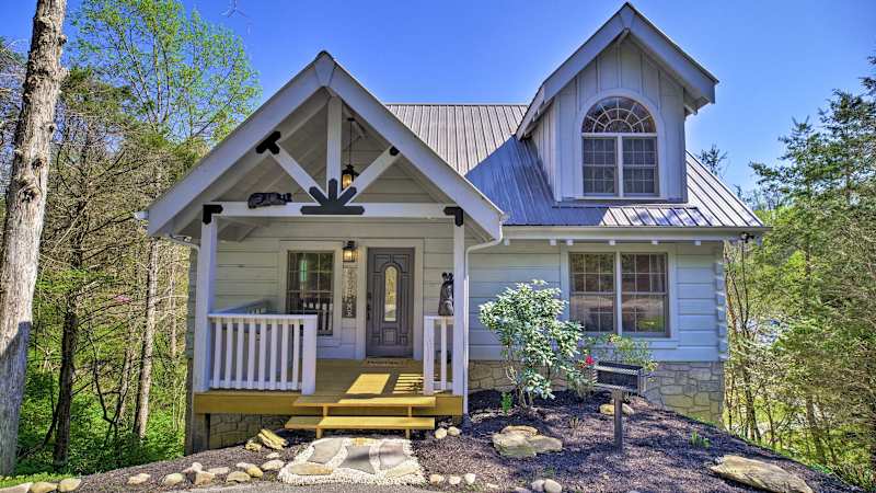 Cabin W Deck Hot Tub In Heart Of Pigeon Forge