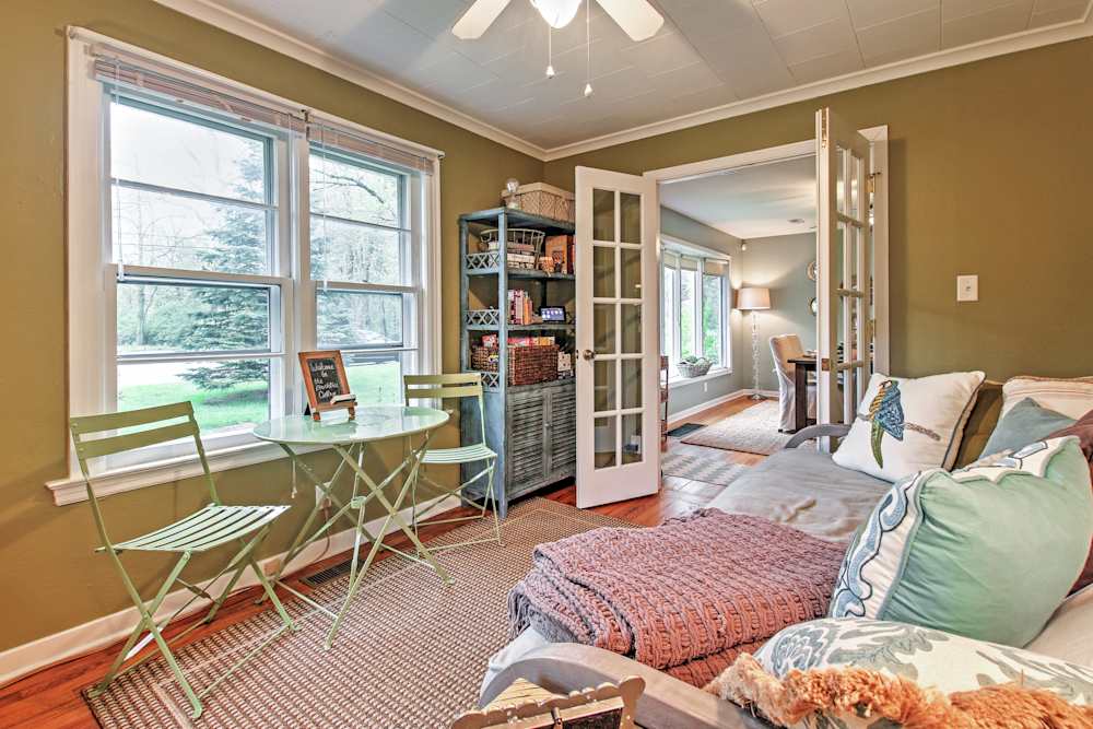 'The Peachtree Cottage' w/ Hot Tub in New Buffalo!