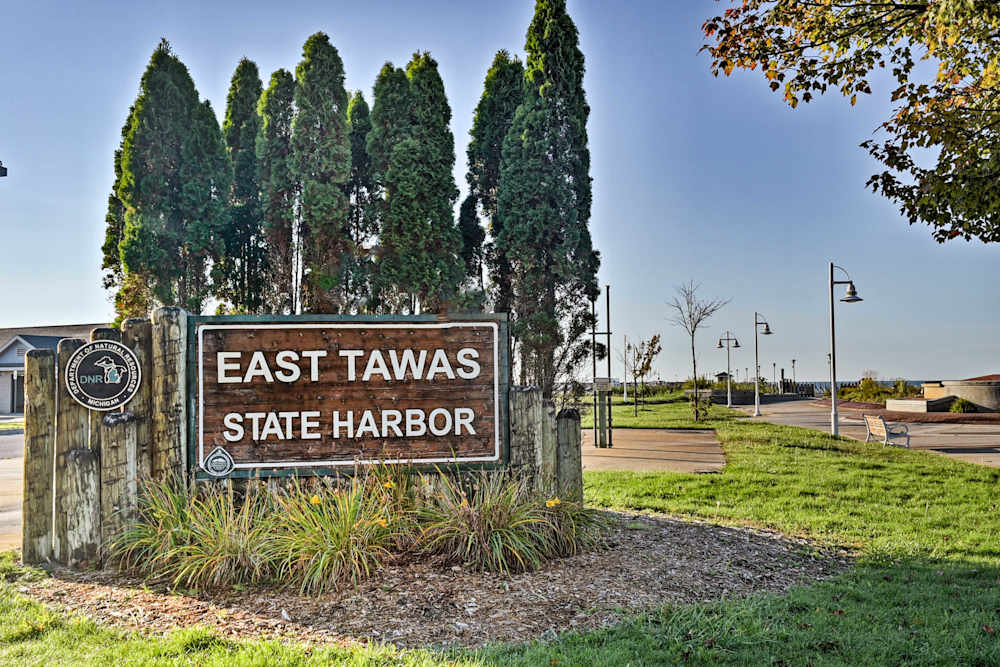 East Tawas Apartment Near Lake Huron & Downtown!