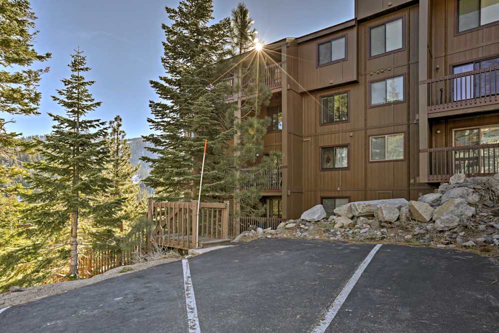 Cozy Stateline Condo w/ Community Hot Tub & Views!