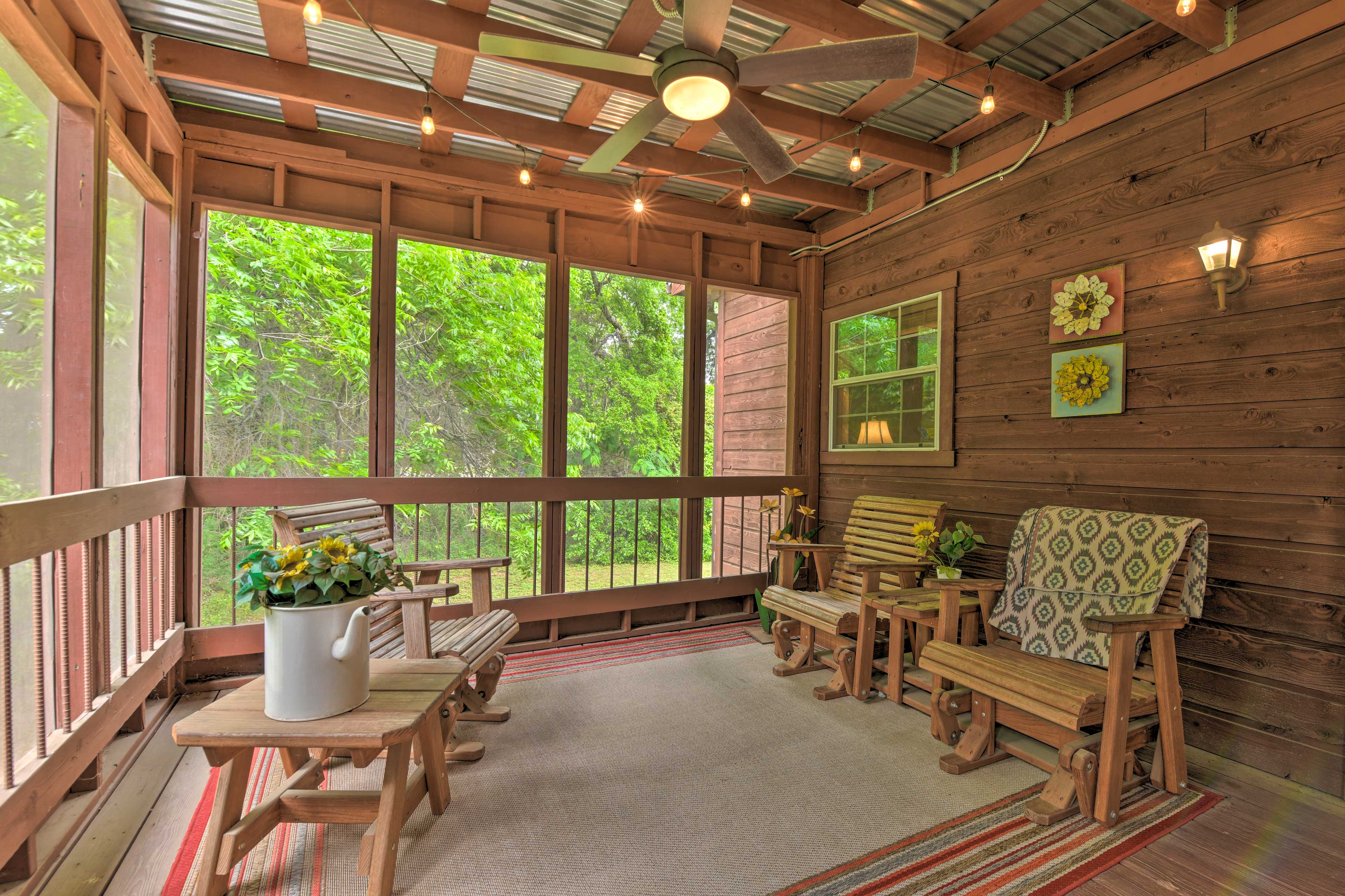 Screened Deck | Outdoor Dining Area