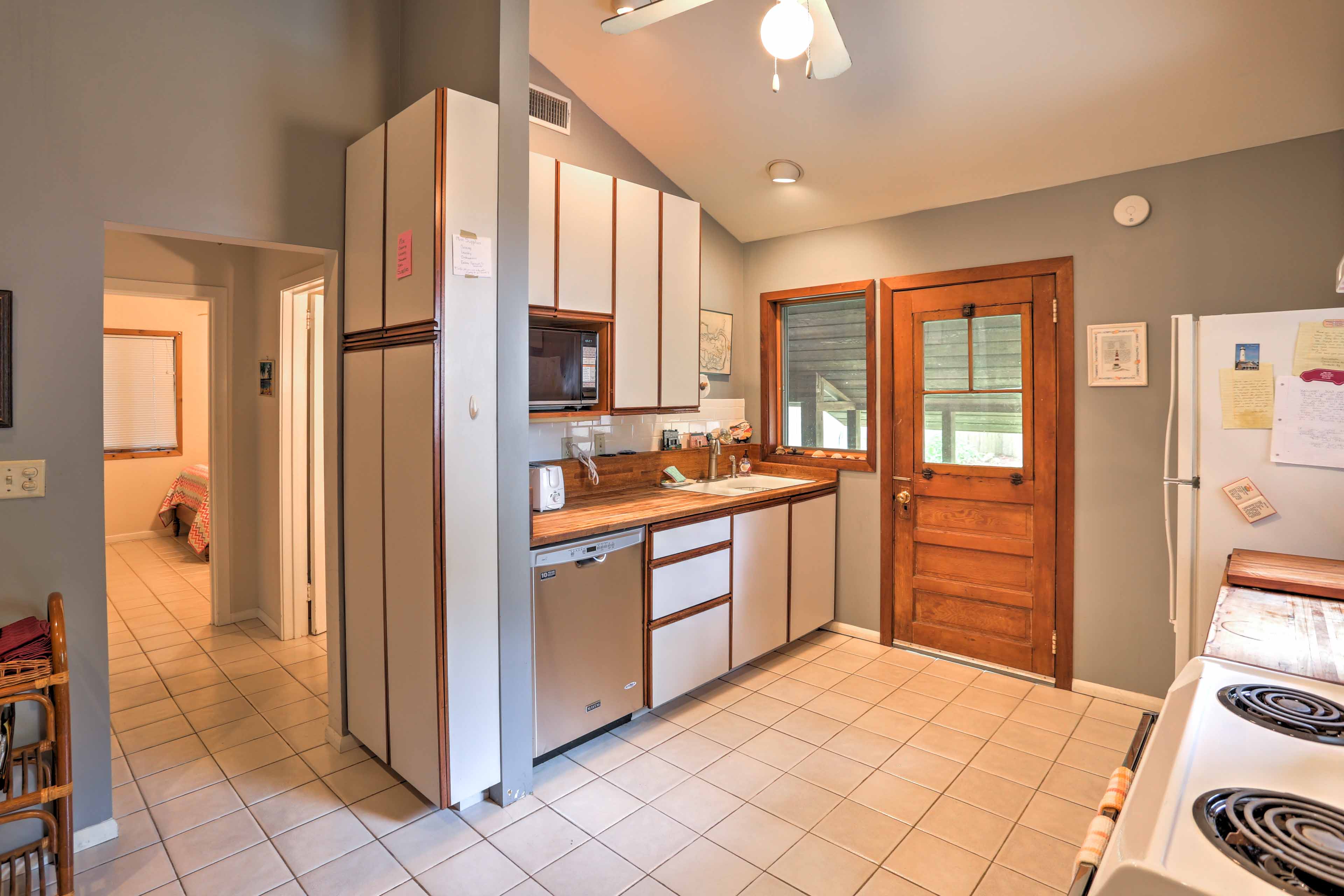 This brilliant fully equipped kitchen has all the necessary cooking appliances.