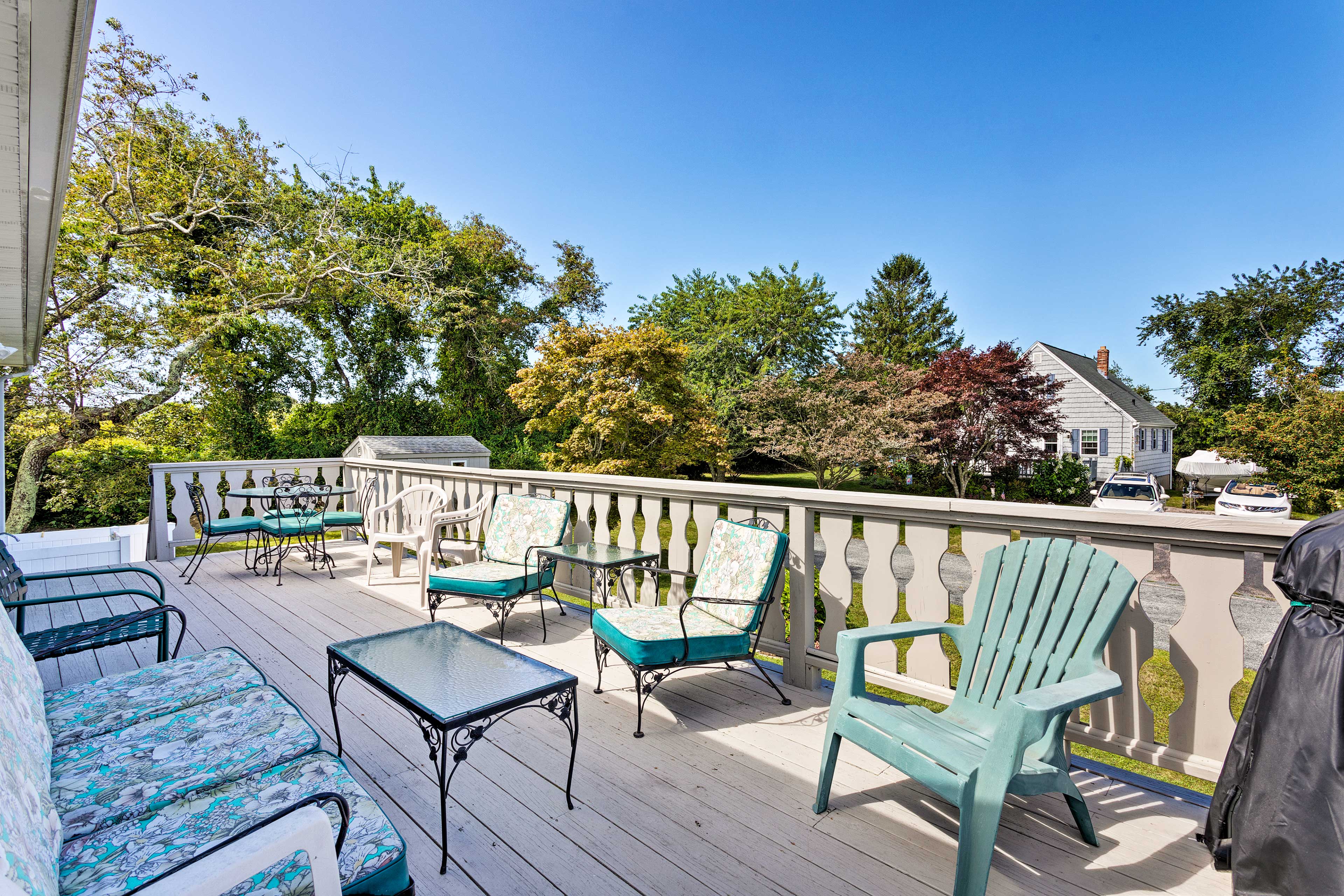 Soak up the sunshine from this charming vacation rental apartment!