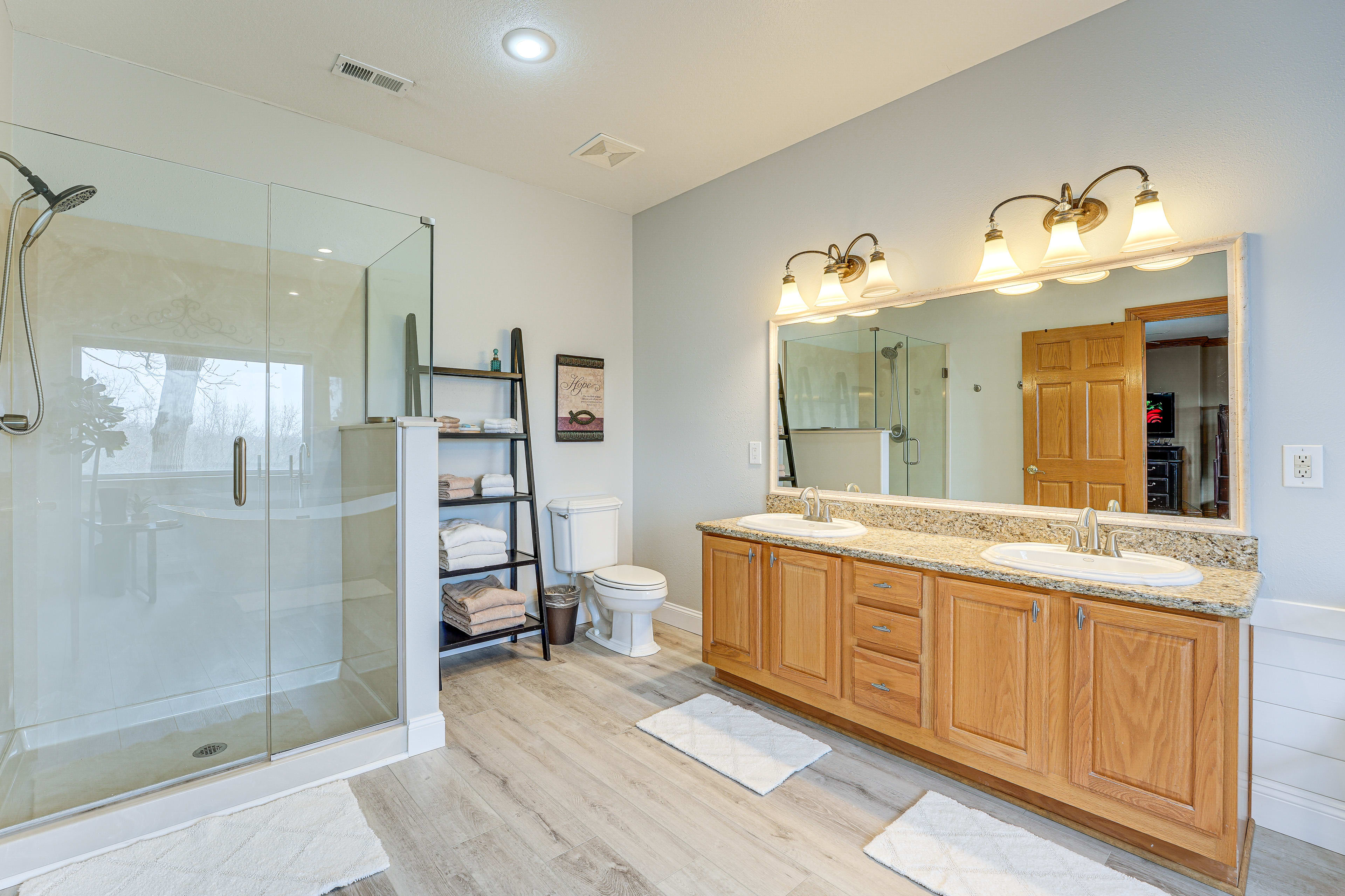 En-Suite Bathroom | Walk-In Shower | Jetted Tub