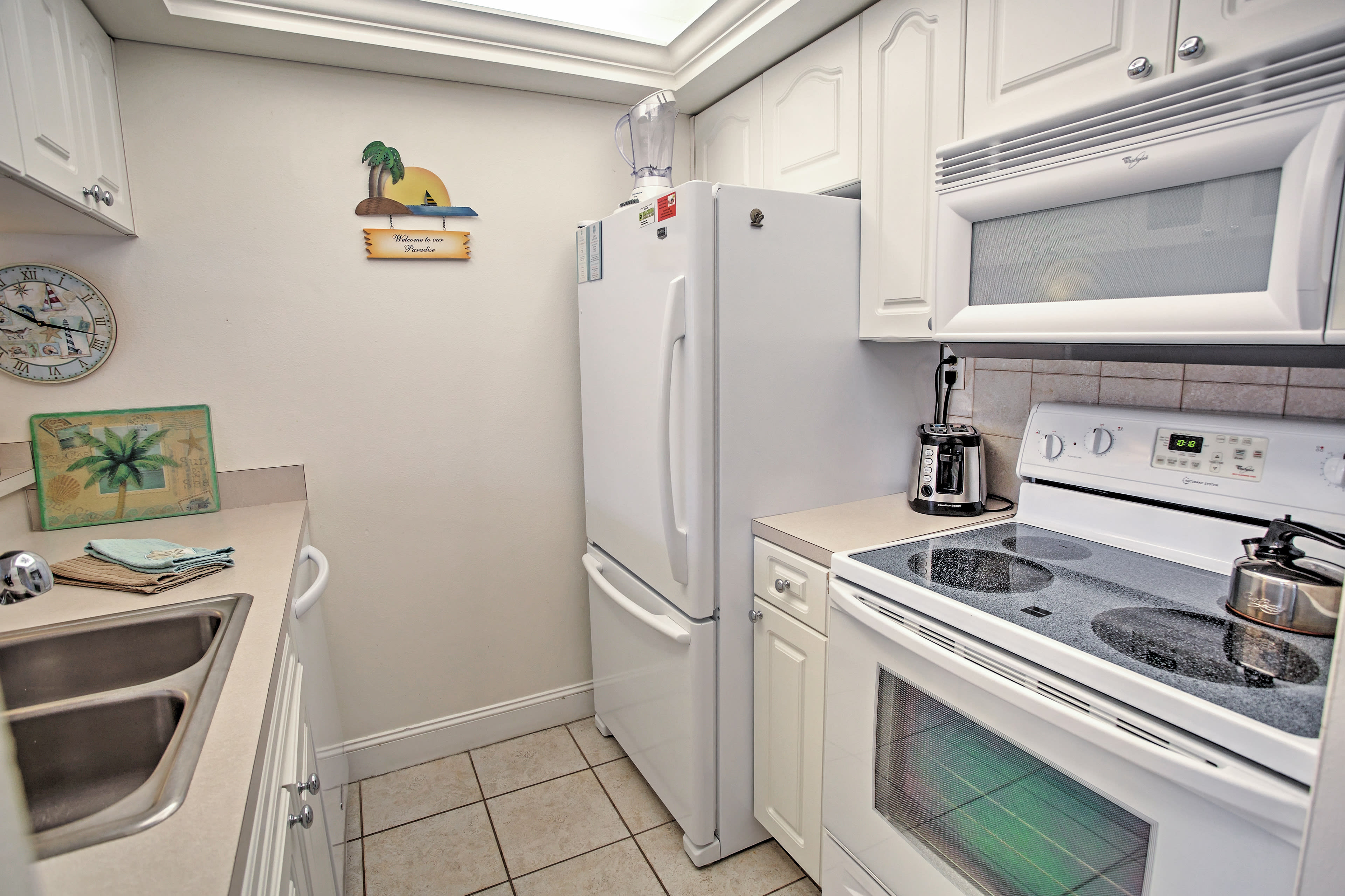 Fully Equipped Kitchen | Trash Bags/Paper Towels Provided