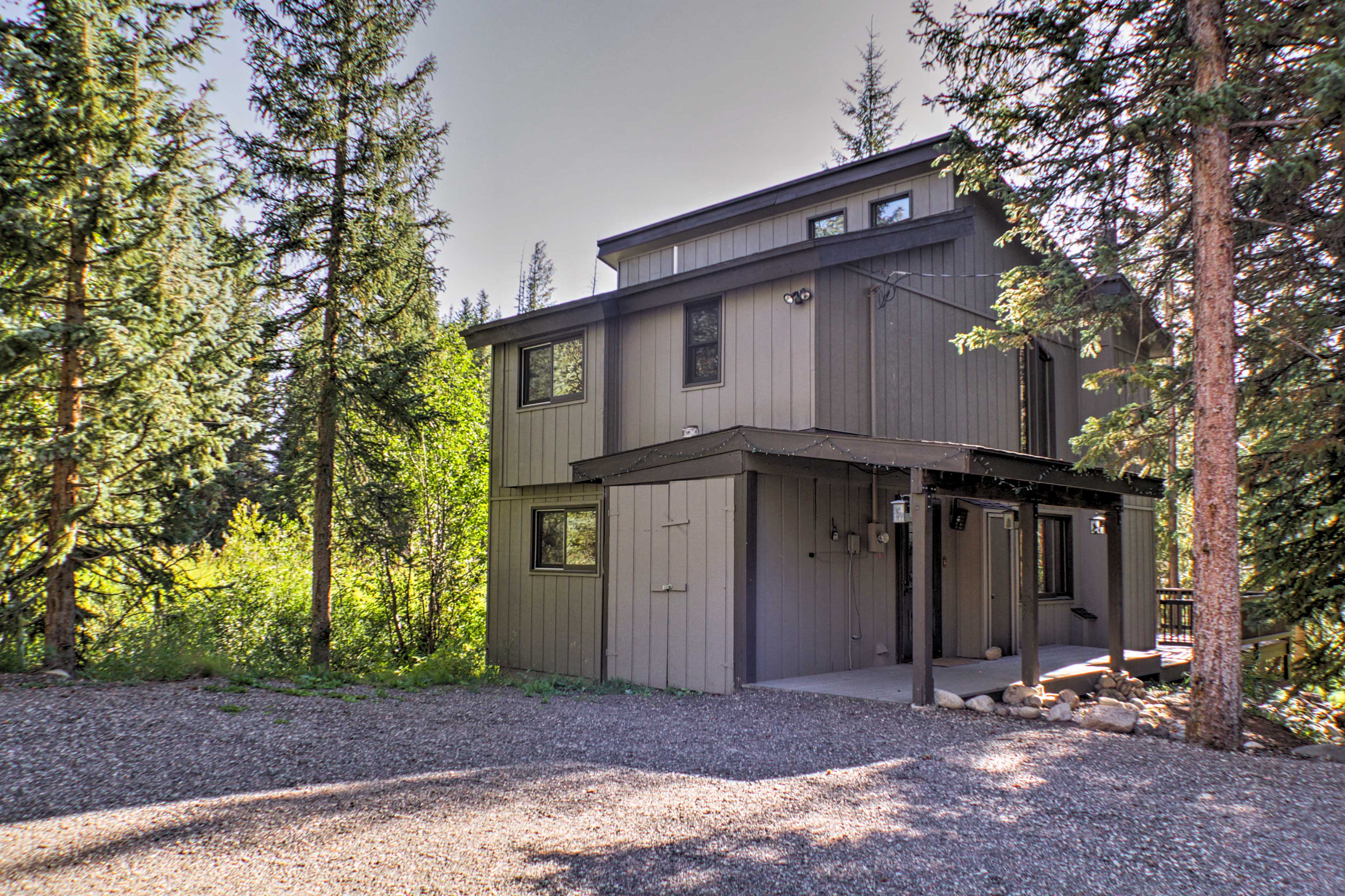 Cabin Exterior | Driveway (4 Vehicles)