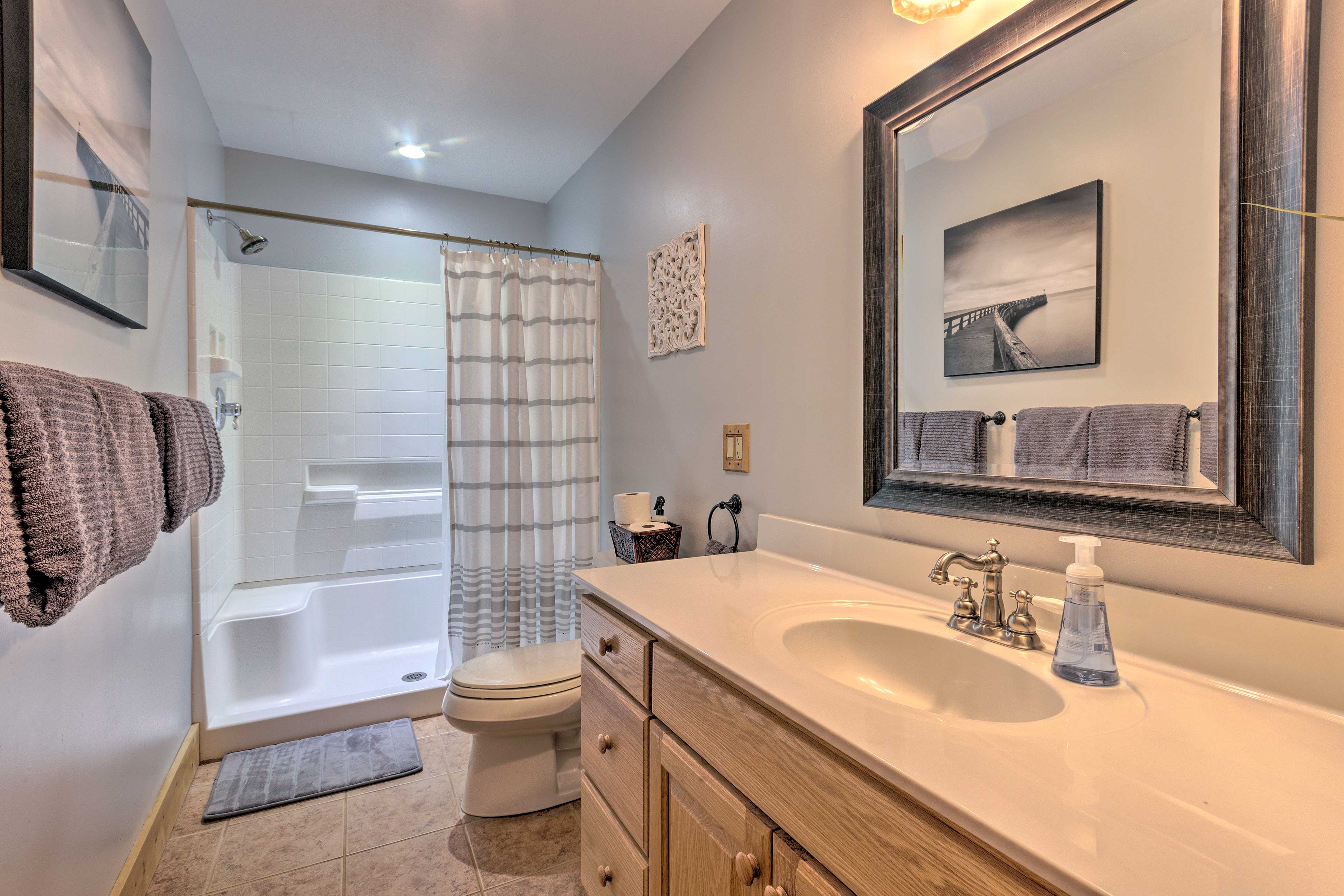 Full Bathroom | Towels Provided