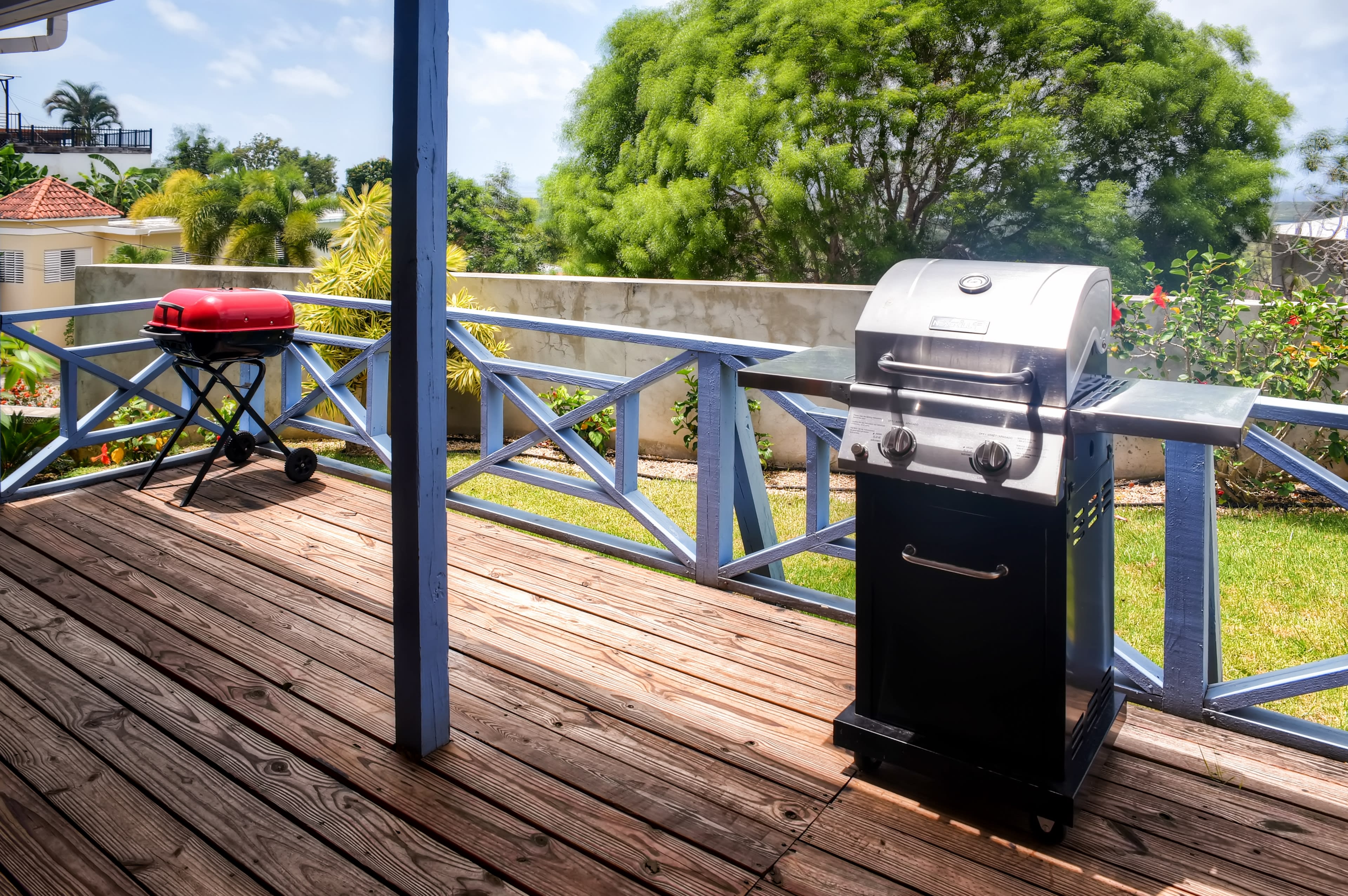Private Exterior Space | Gas & Charcoal Grills