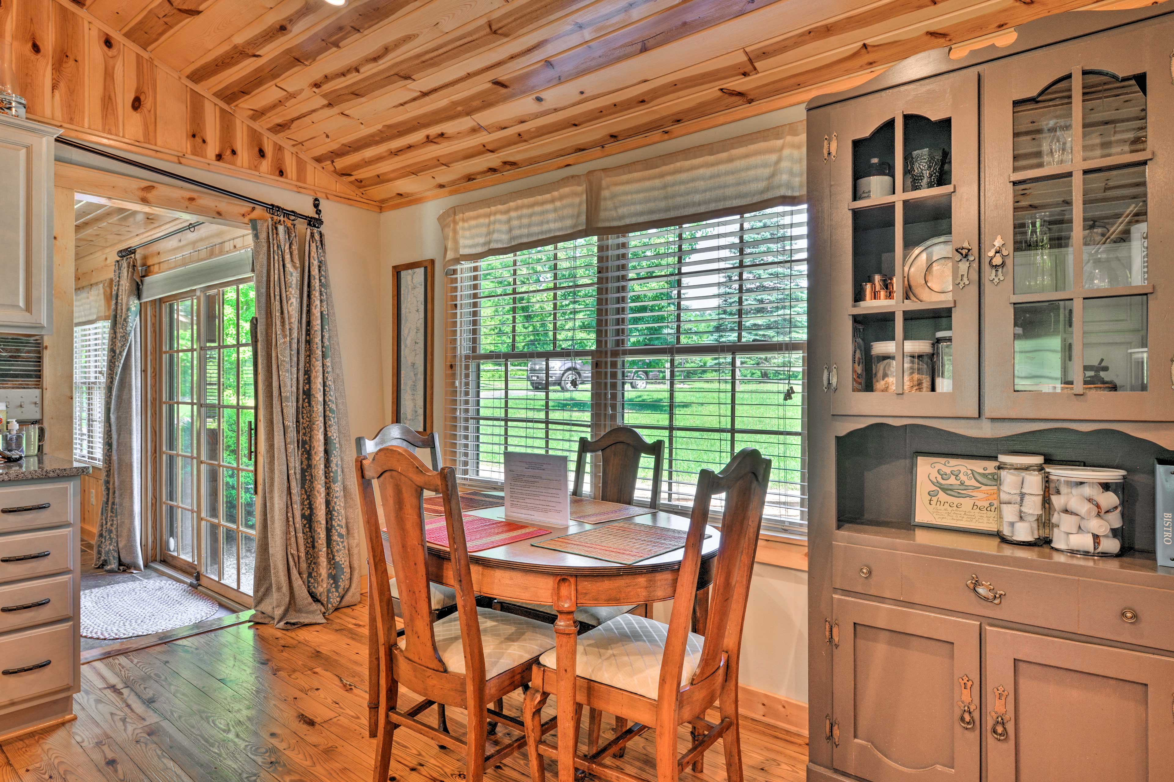 Fully Equipped Kitchen | Casual Dining Area