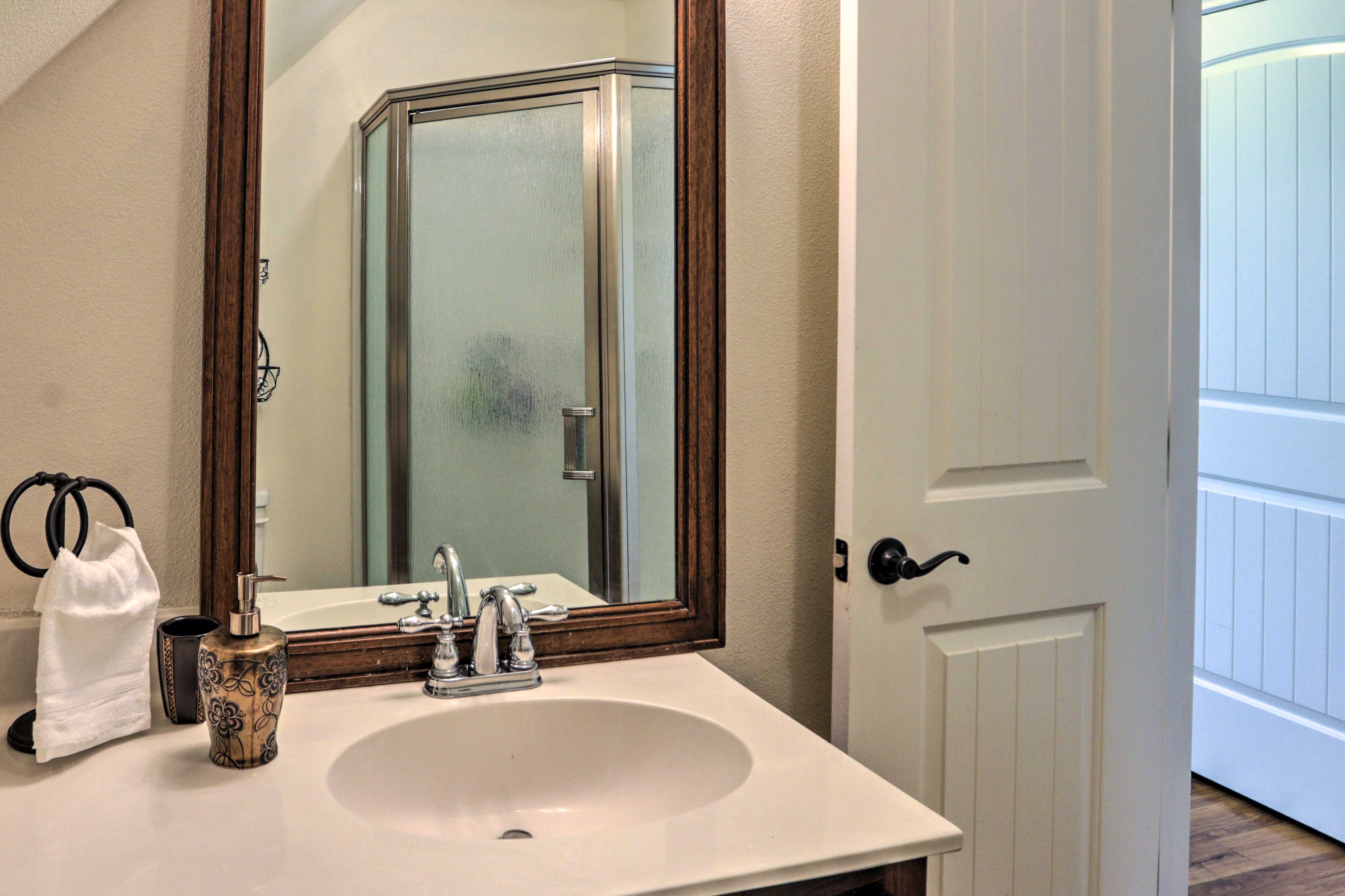 Full Bathroom | Towels Provided | Walk-In Shower