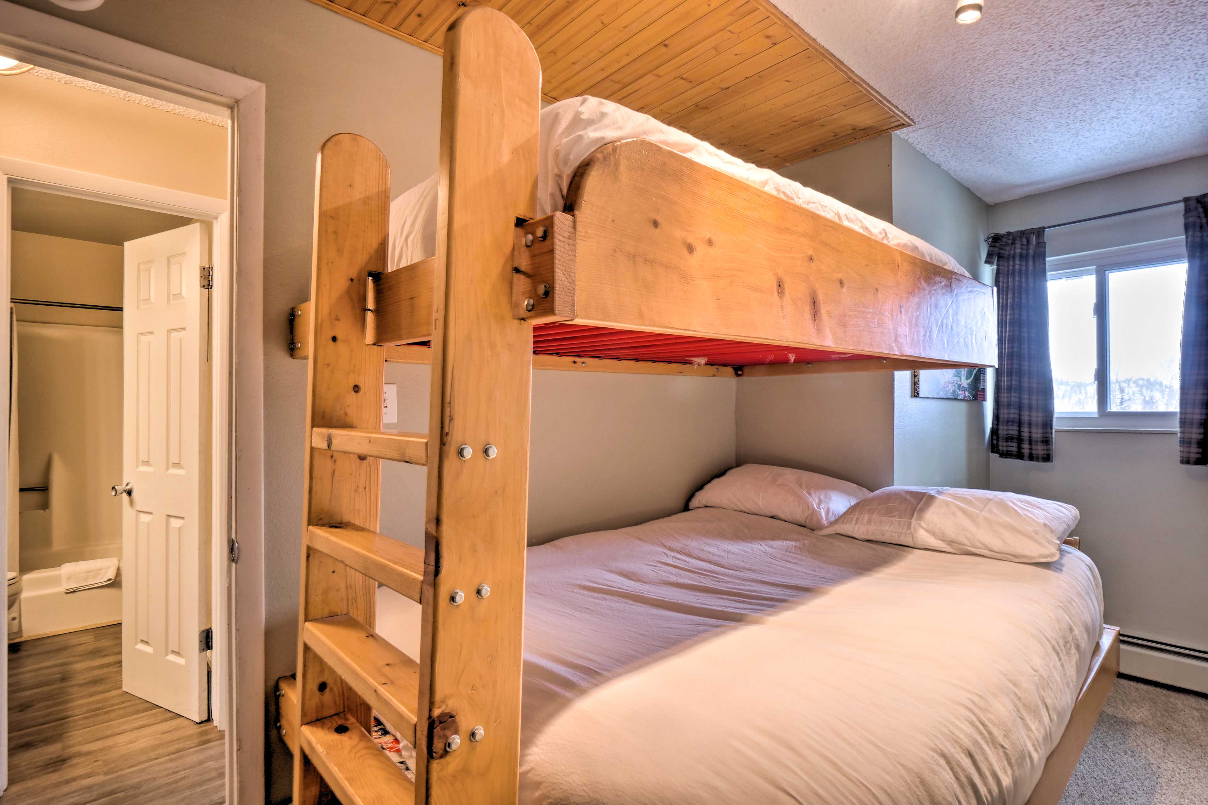 Bedroom 2 | Twin/Full Bunk Bed