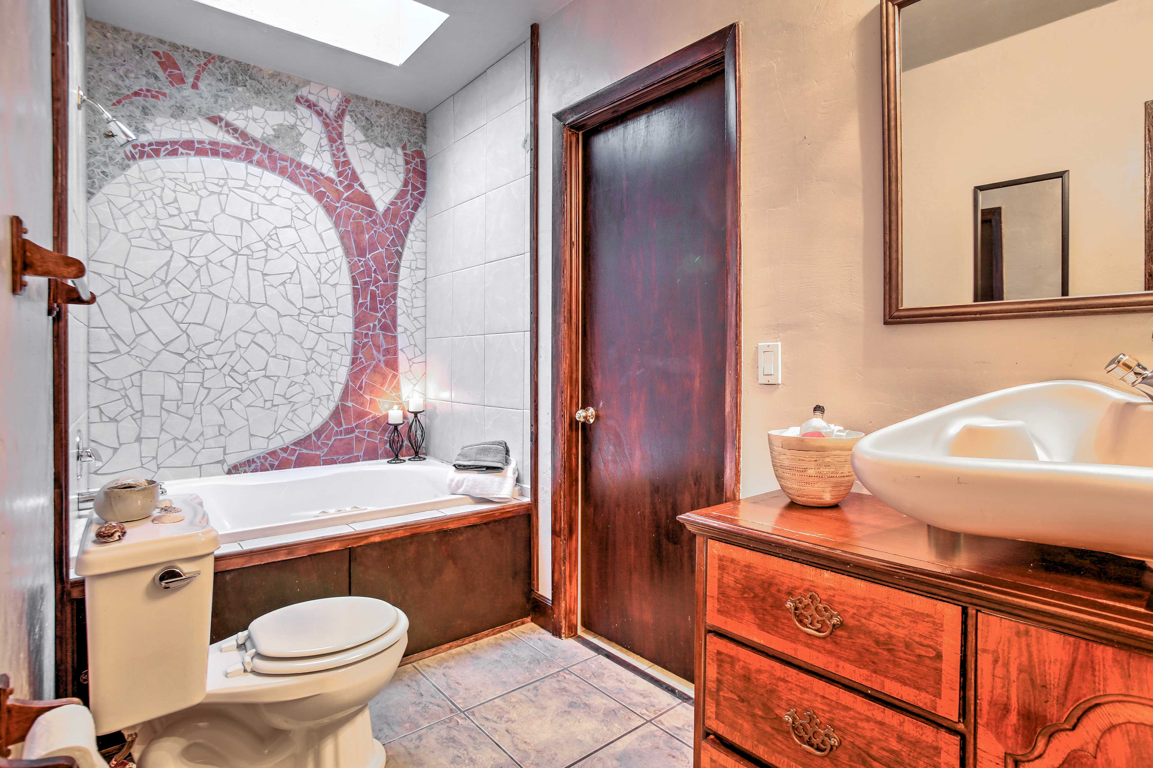 Full Bathroom | Soaking Tub