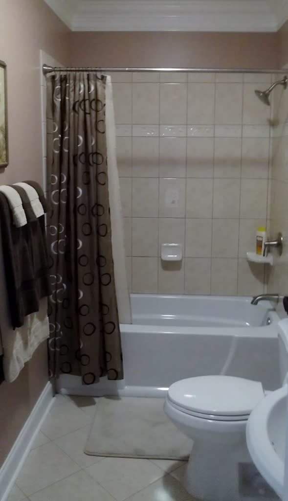 Full Bathroom | Towels Provided | Shower/Tub Combo