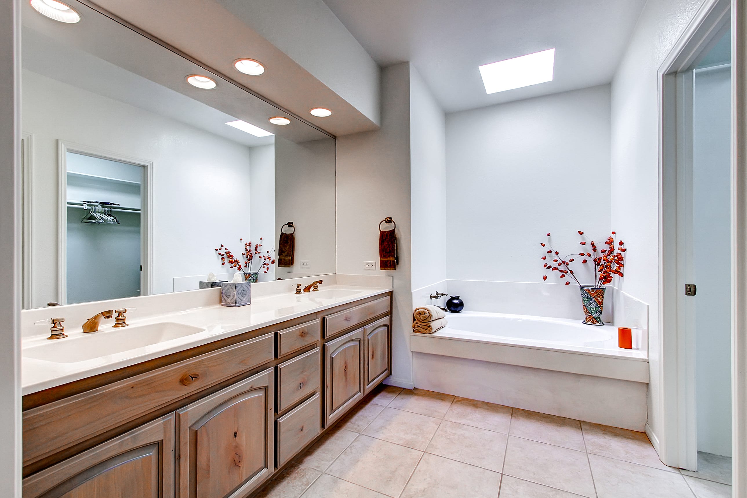 En-Suite Bathroom | Complimentary Toiletries | Soaking Tub | Hair Dryer