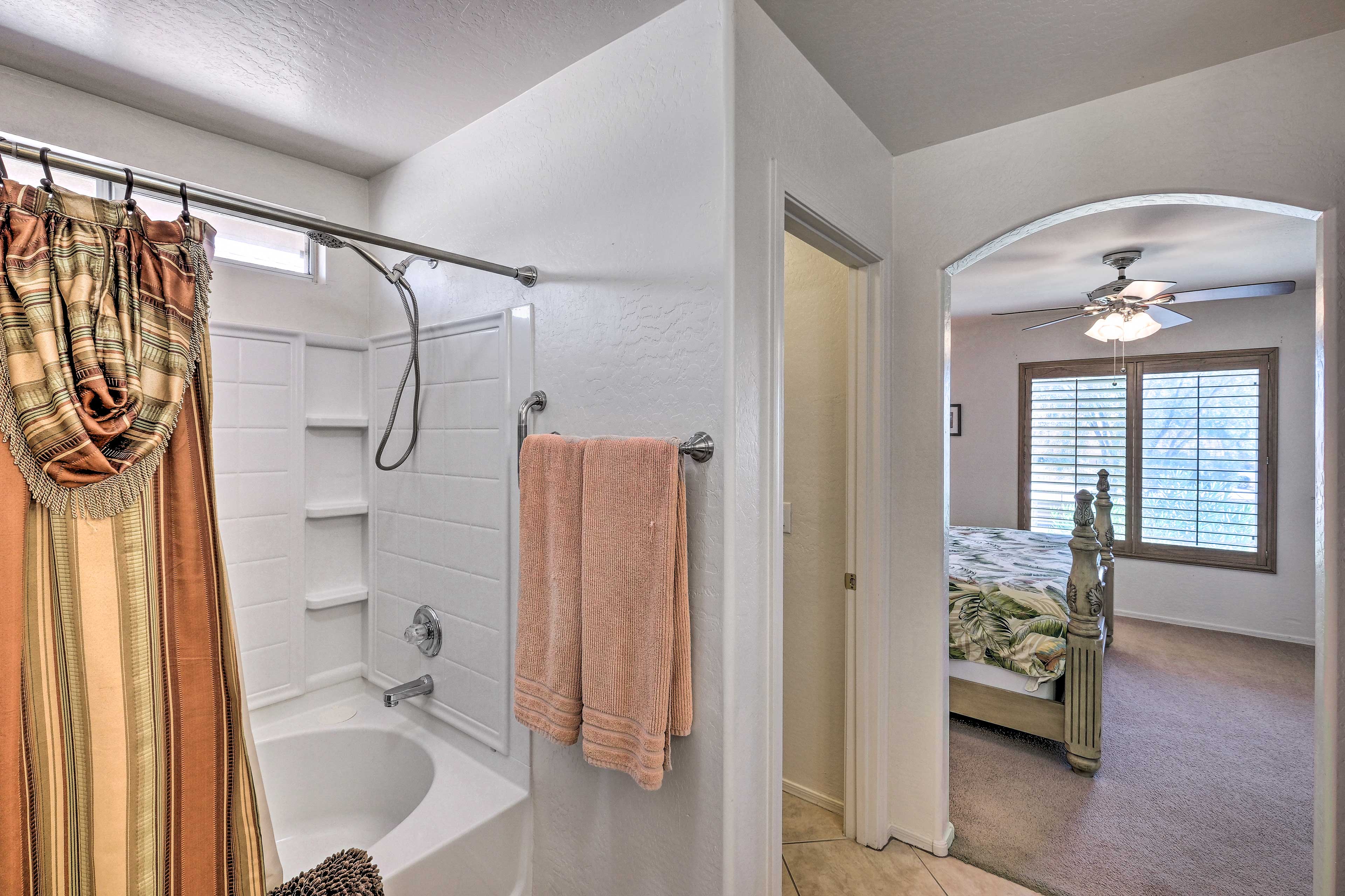 En-Suite Bathroom | Shower/Tub Combo