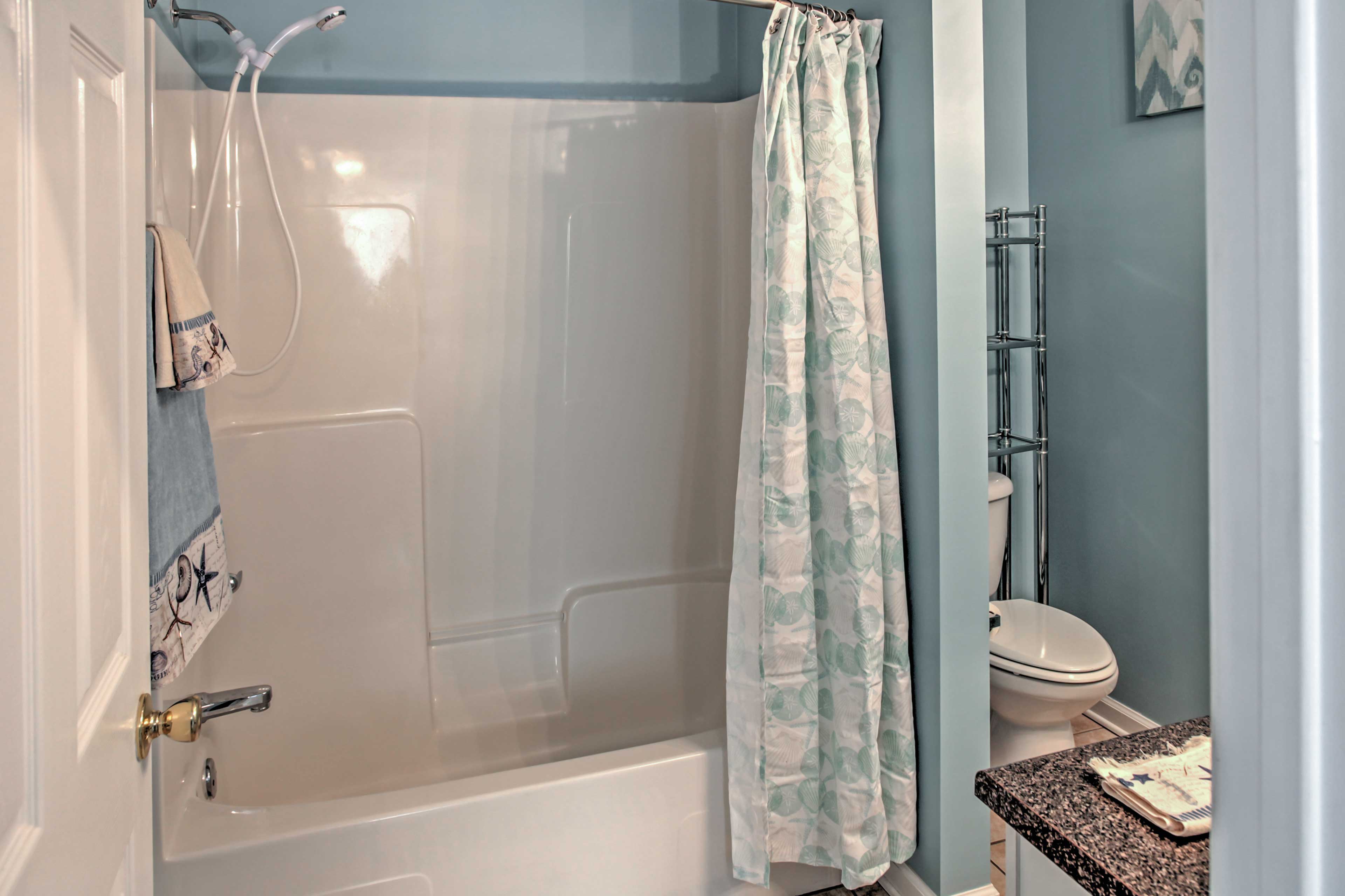 Full Bathroom | Detachable Shower Head | Towels Provided