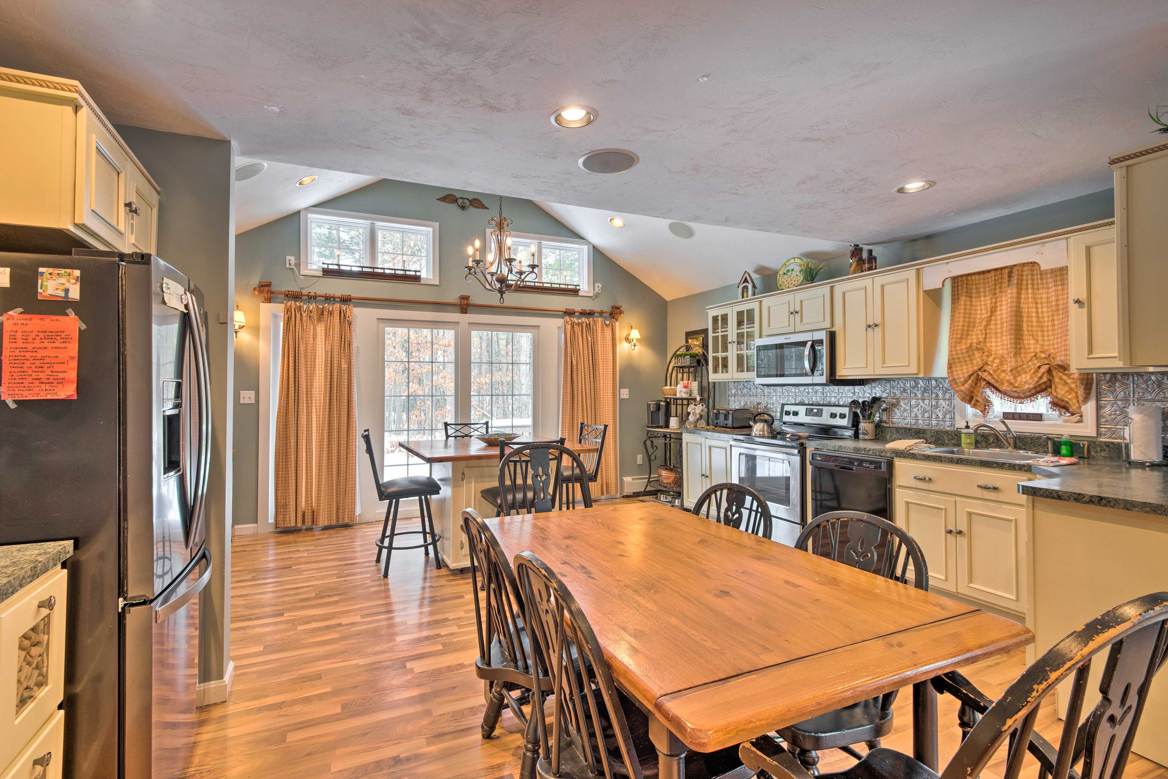 Dining Area | Dishware/Flatware Provided