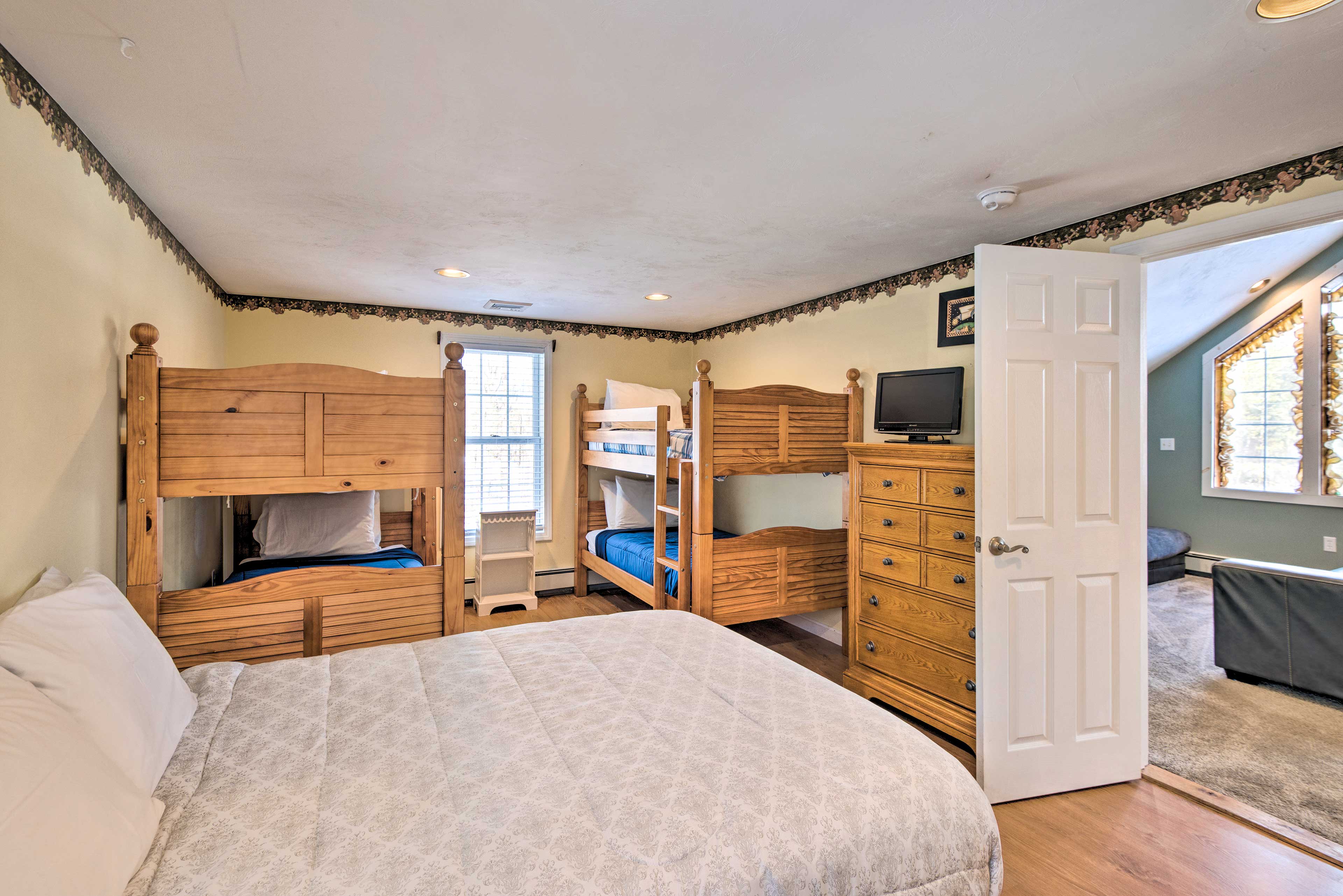 Bedroom 3 | 2nd Floor | Queen Bed | 2 Twin Bunk Beds