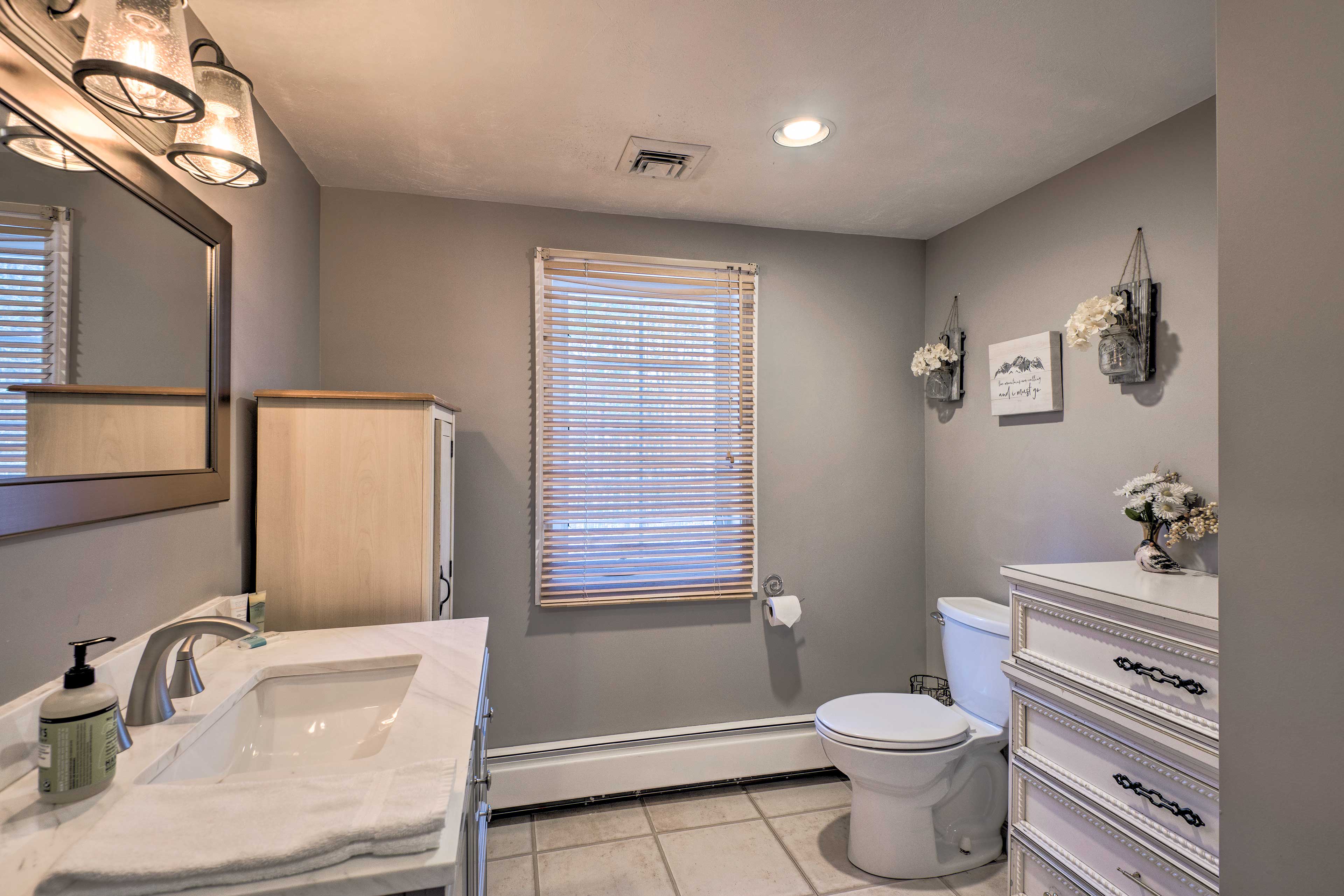 Full Bathroom | 2nd Floor | Complimentary Toiletries