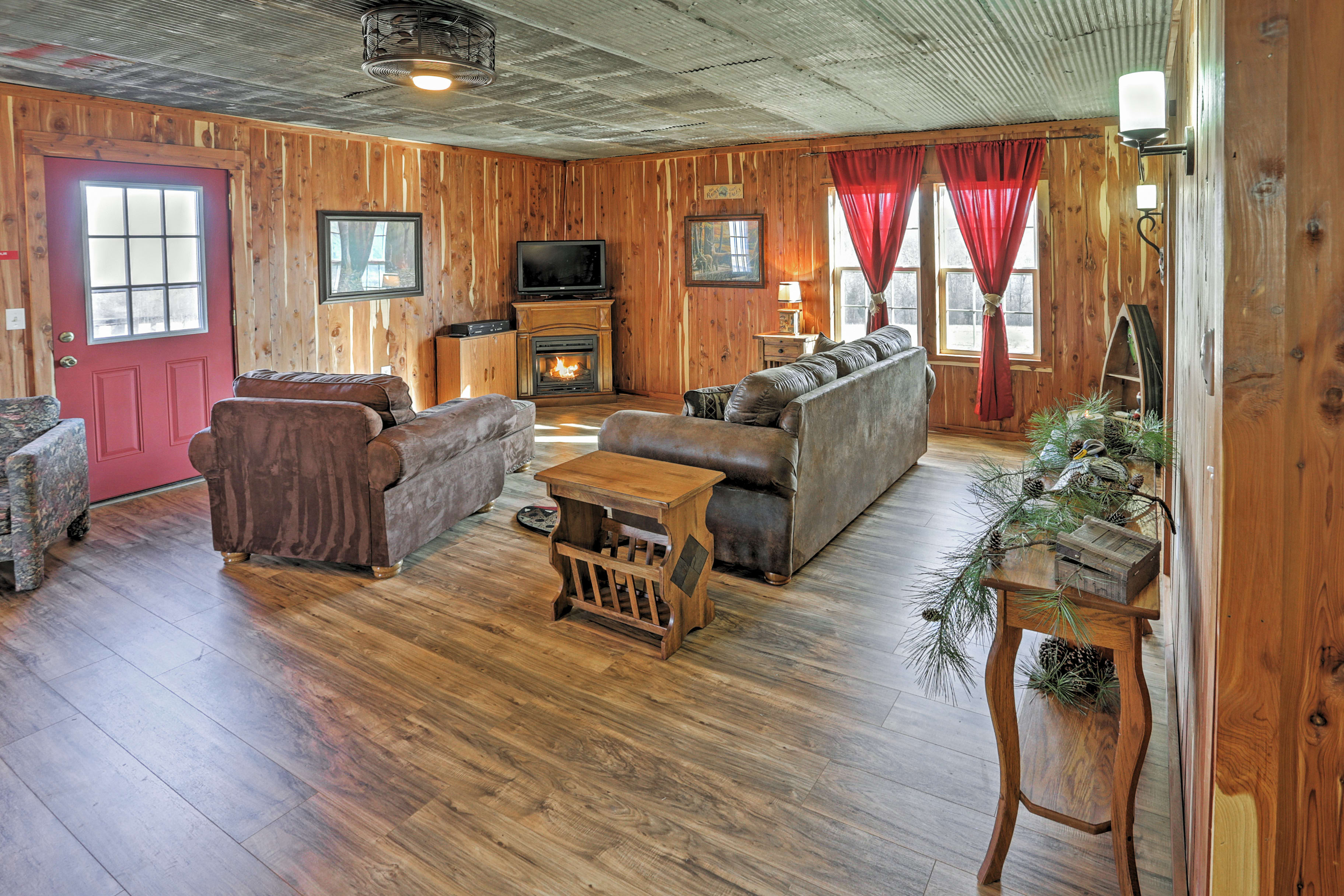 Living Room | Gas Fireplace | 32-Inch Flat-Screen TV | Sleeper Sofa