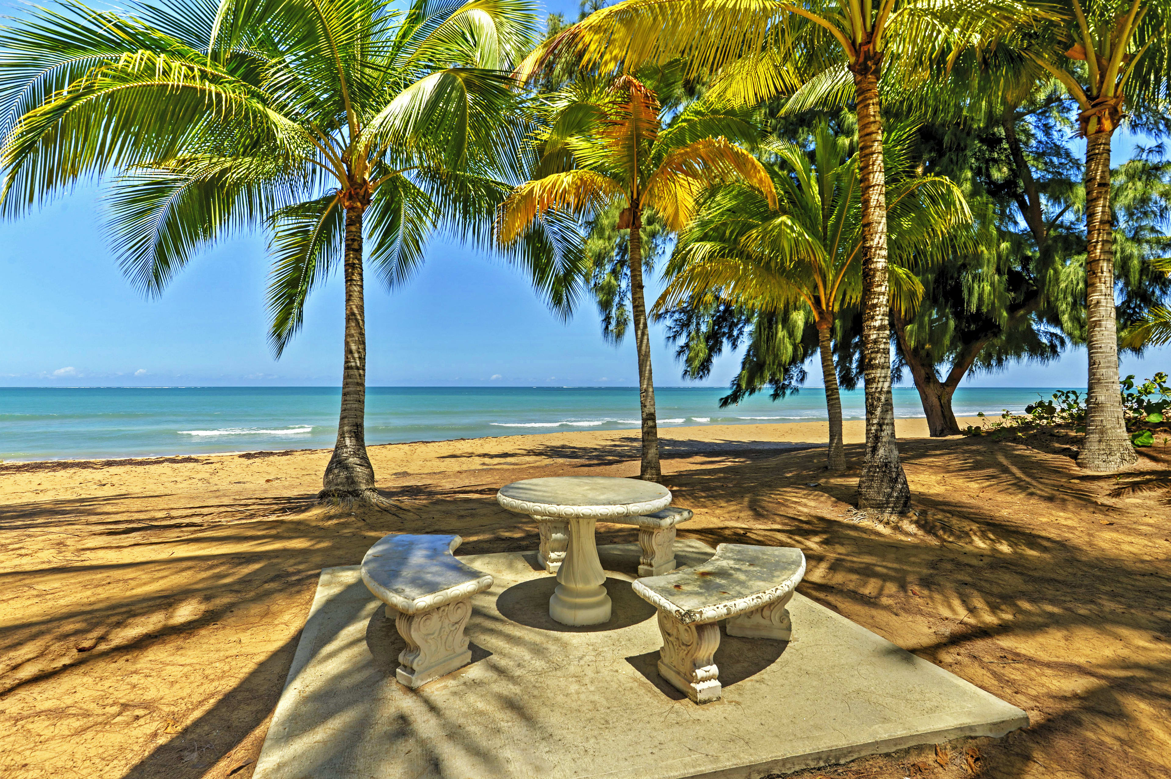 Resort Amenities | Beach Tables