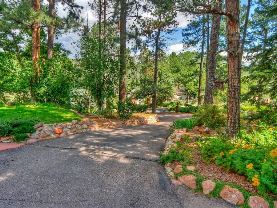 Driveway | Ample Off-Street Parking