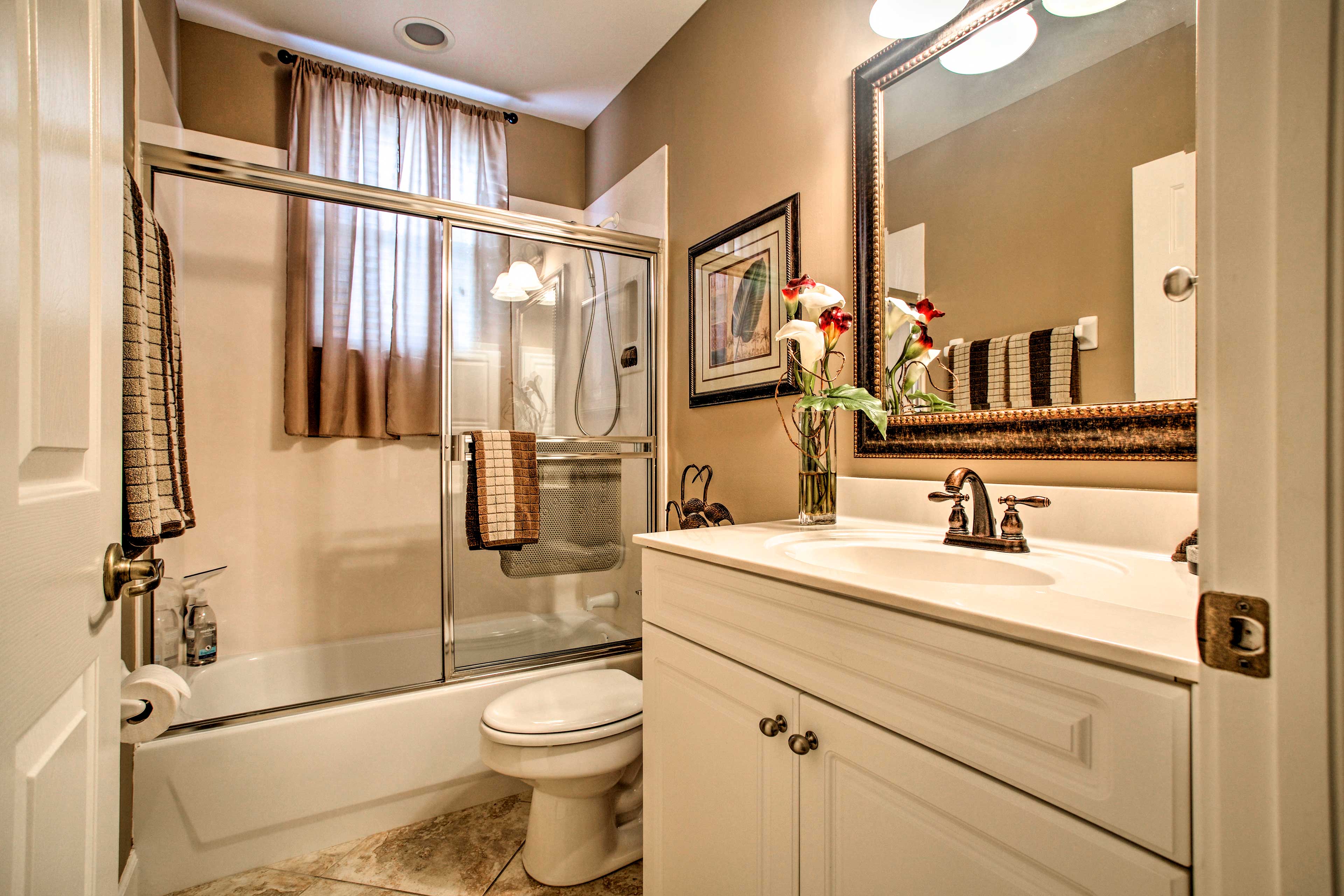 Full Bathroom | Complimentary Toiletries