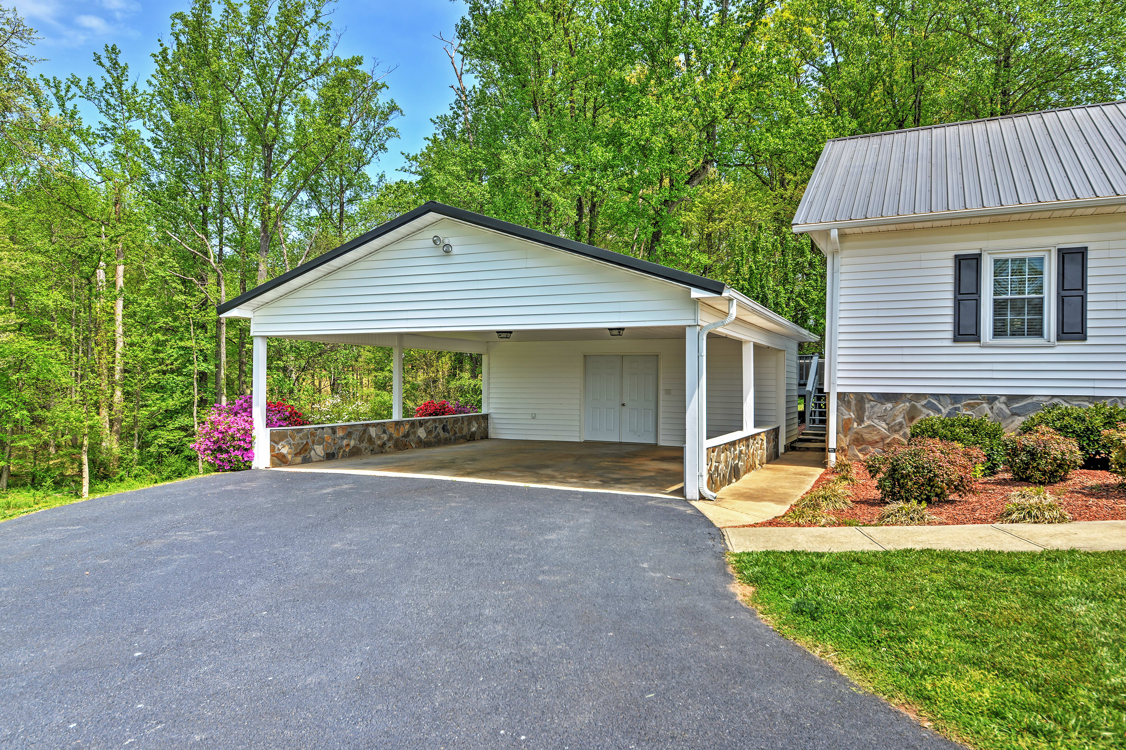 Parking | Carport (2 Vehicles) | Driveway (2 Vehicles)