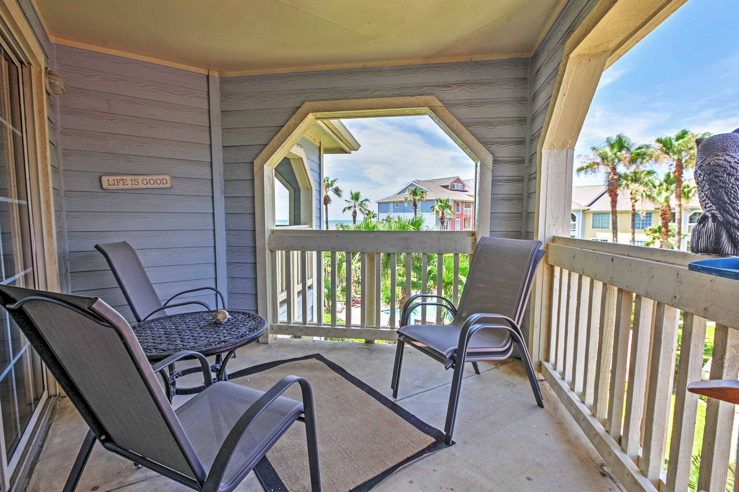 Balcony | Outdoor Dining