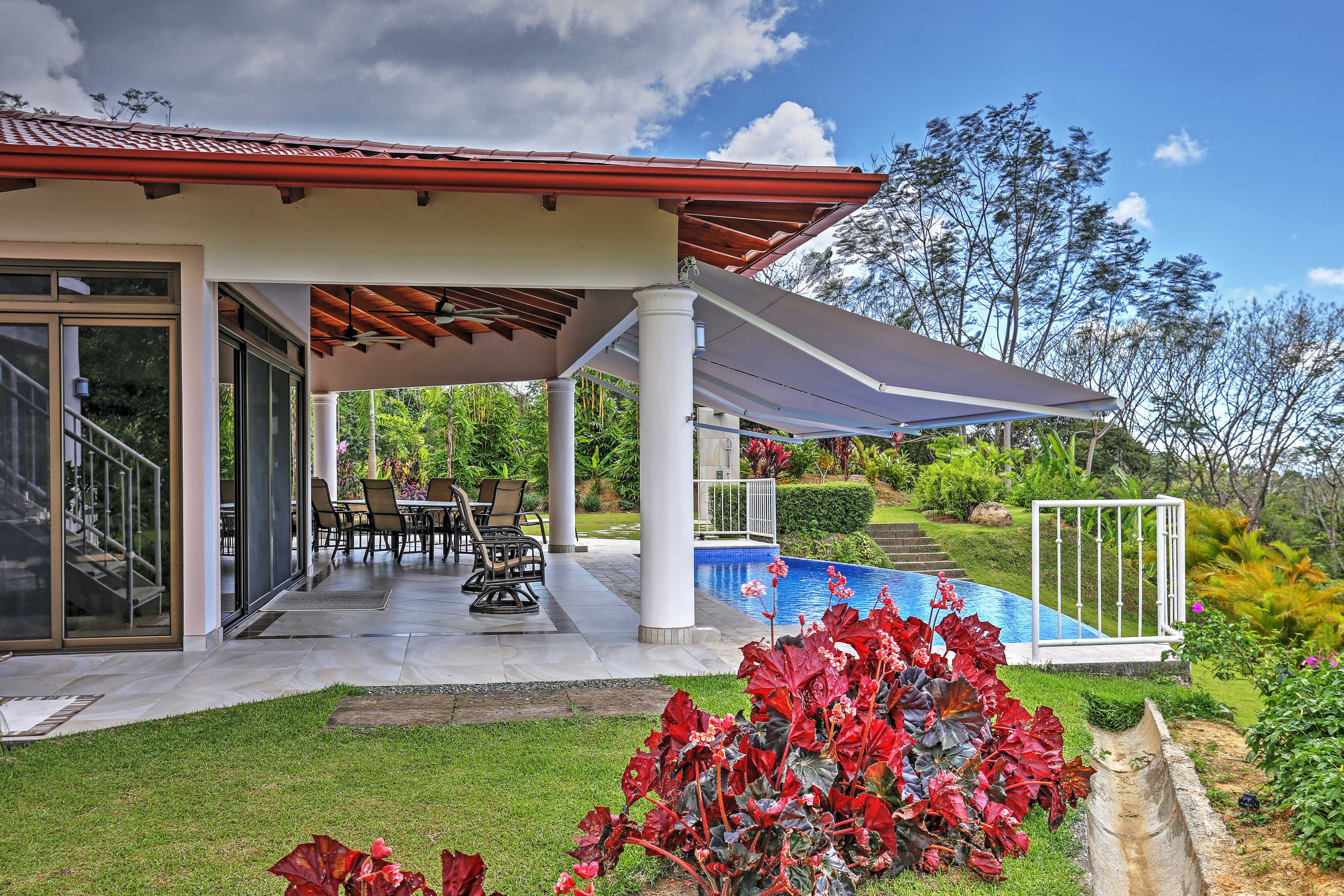 Take an invigorating dip in the infinity pool, or simply have a soak while you sit on one of the 4 submerged bar stools in the pool.