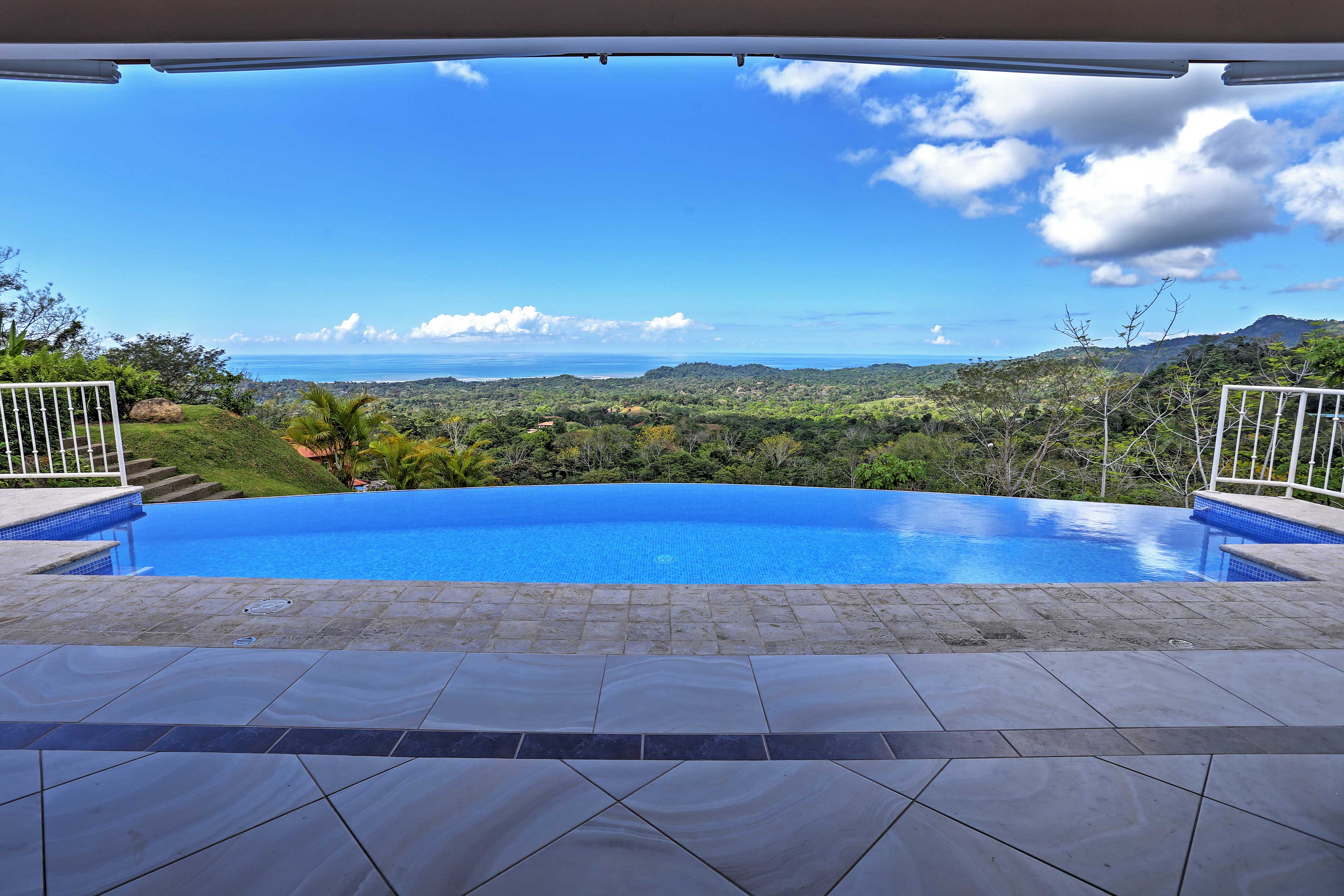 Located 1,000 feet up the Talamanca foothills and boasting a panoramic view of the ocean and bordering jungle, ‘Casa de la Roca’ sleeps 6 guests and is ideal for families or couples looking for a secluded getaway.