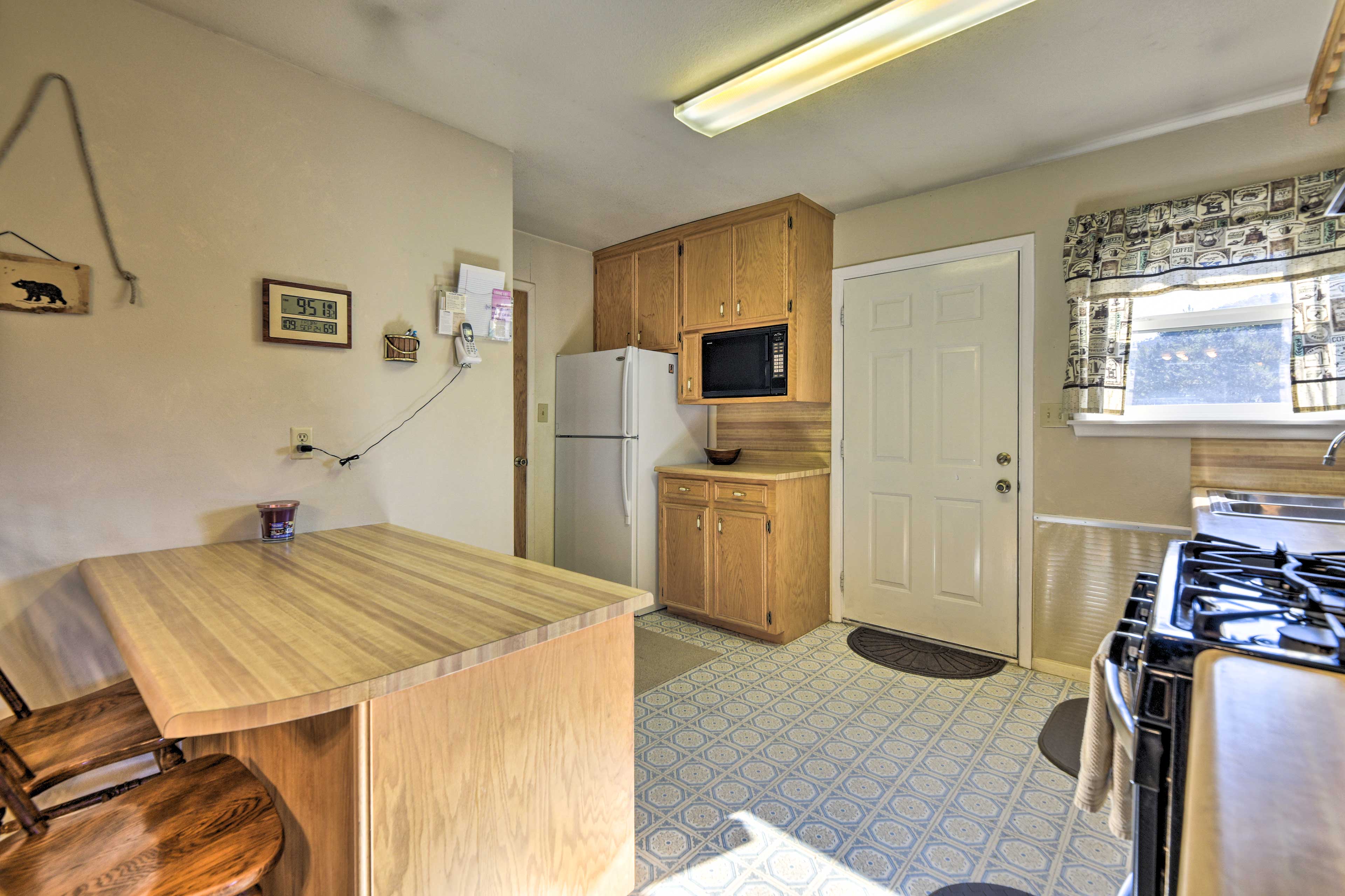 Kitchen | 2-Person Breakfast Bar