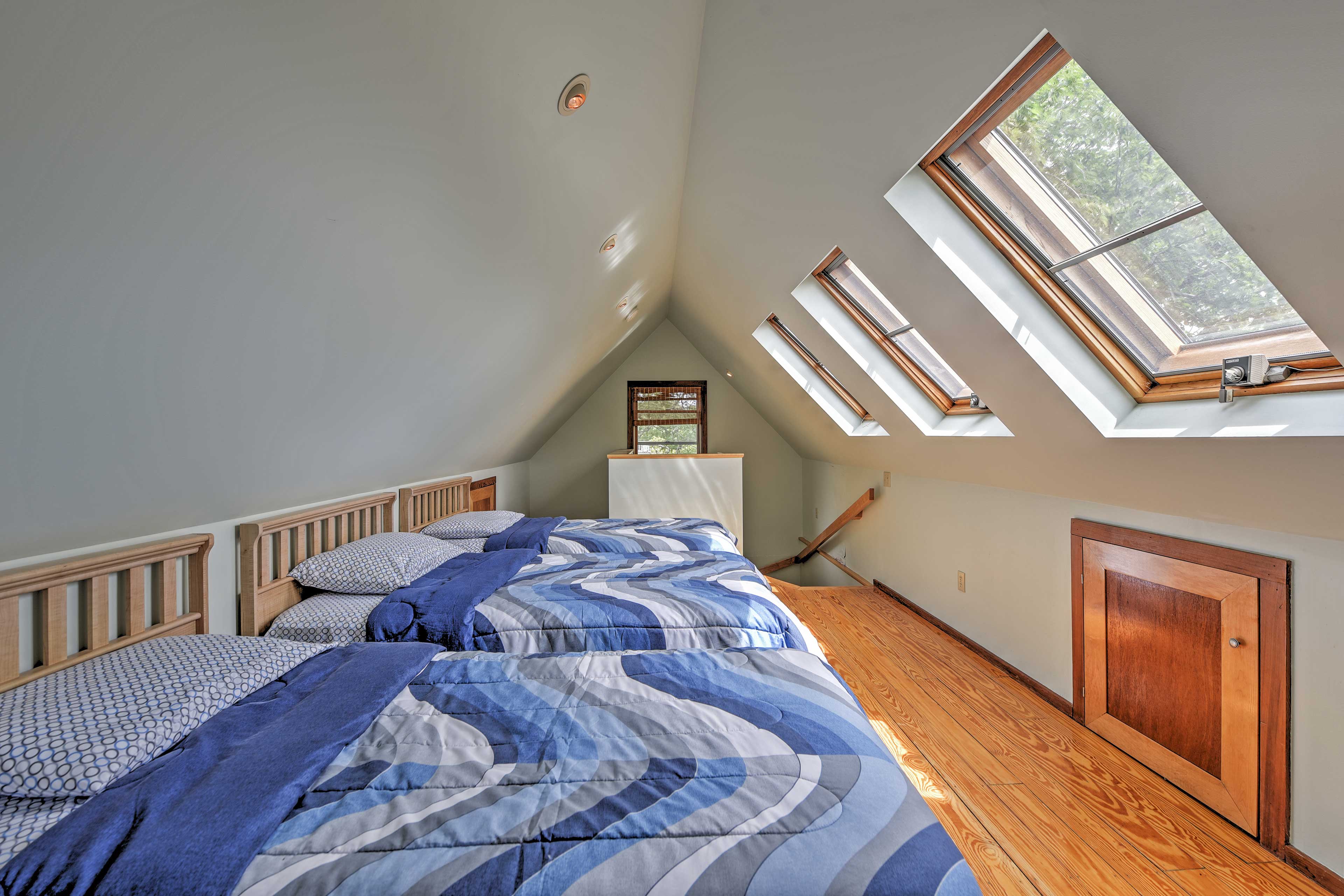 Attic | 3 Twin Beds