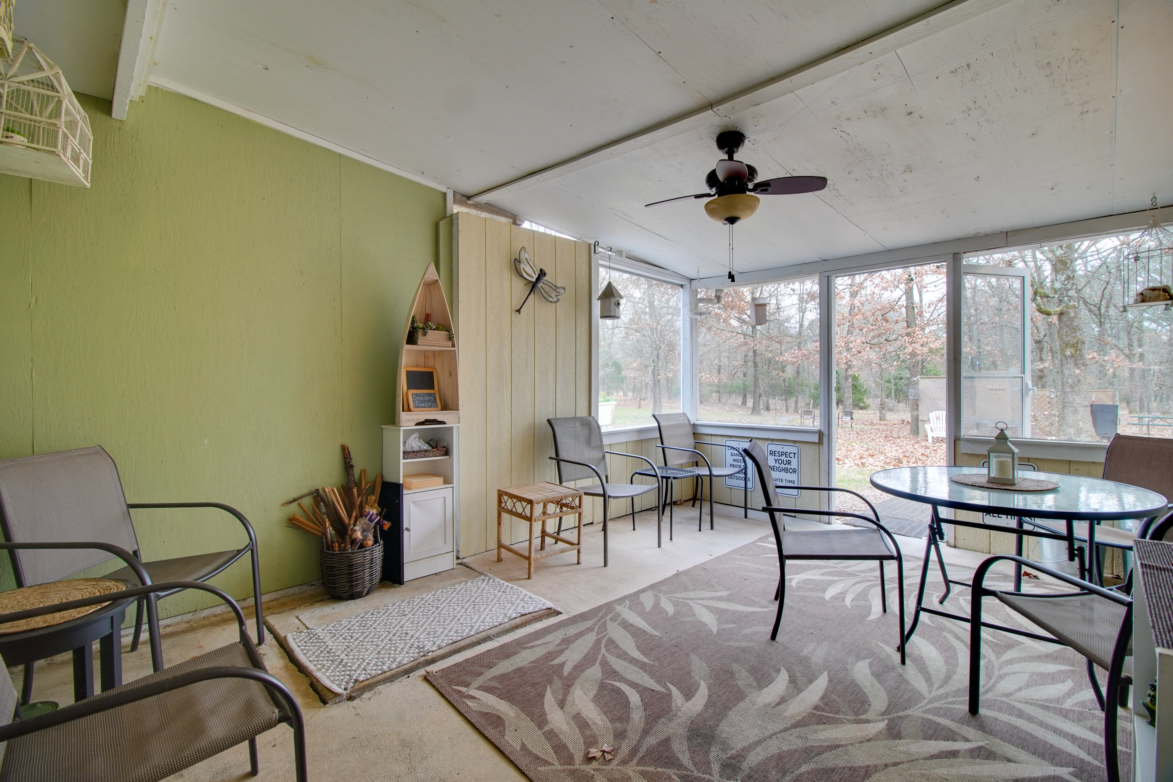 Screened Porch | Dining Area