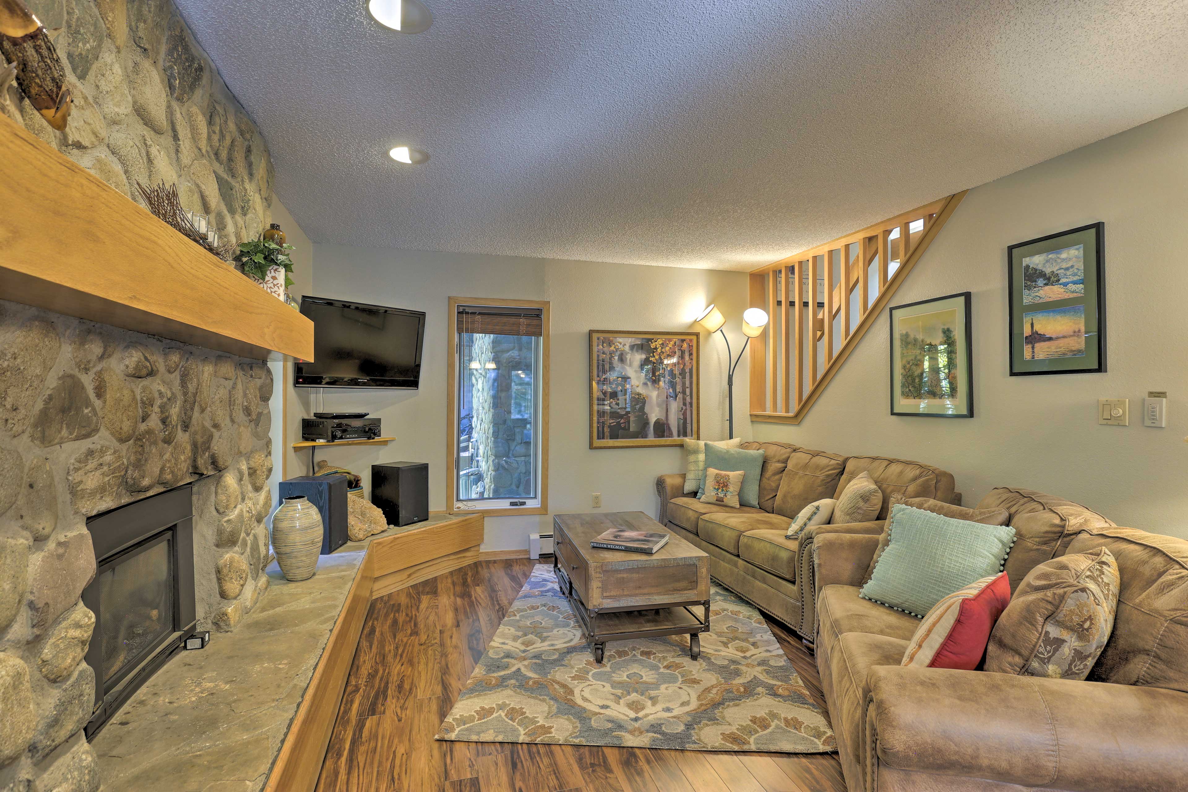 Living Room | Flat-Screen Cable TV | Gas Fireplace