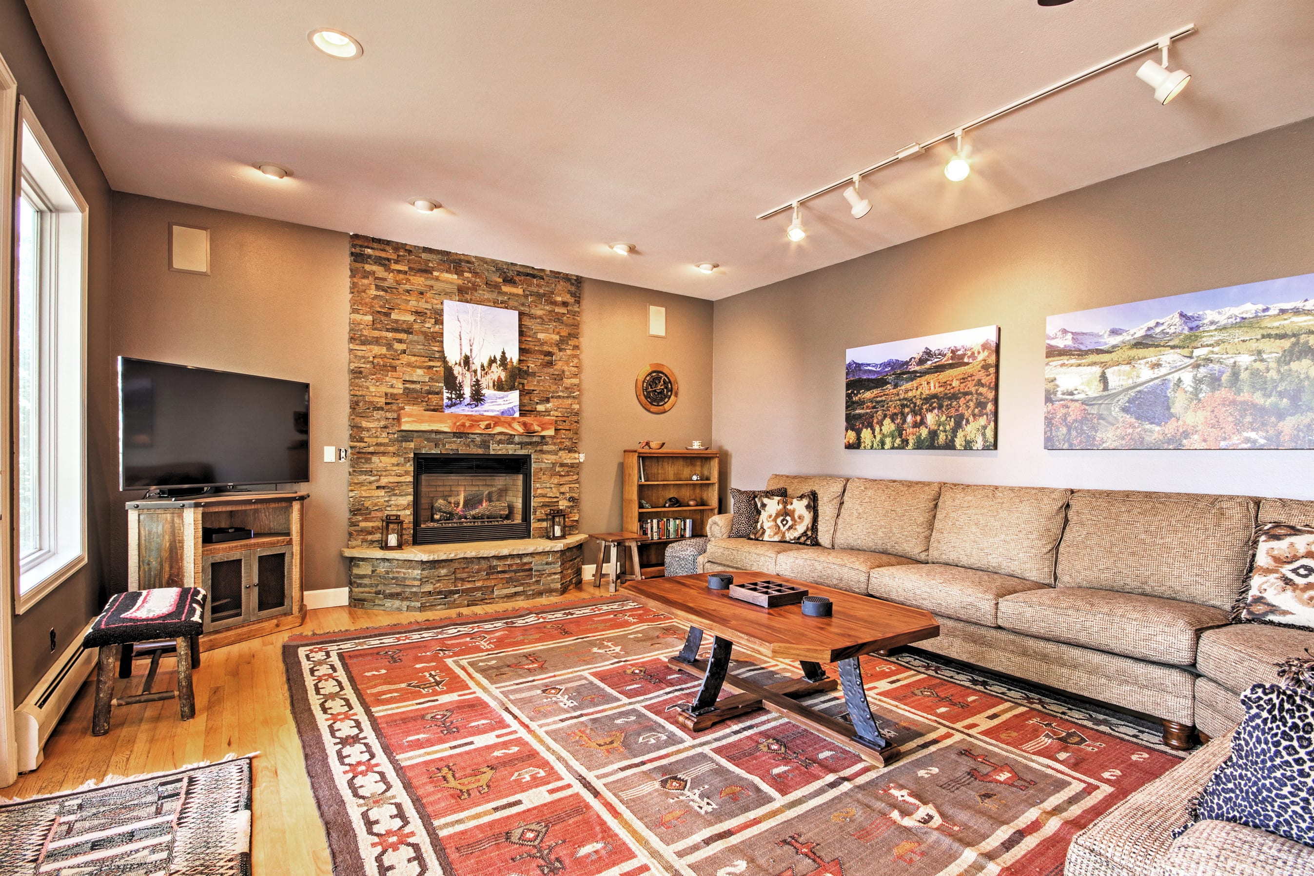 Living Area | Cable TV | Fireplace