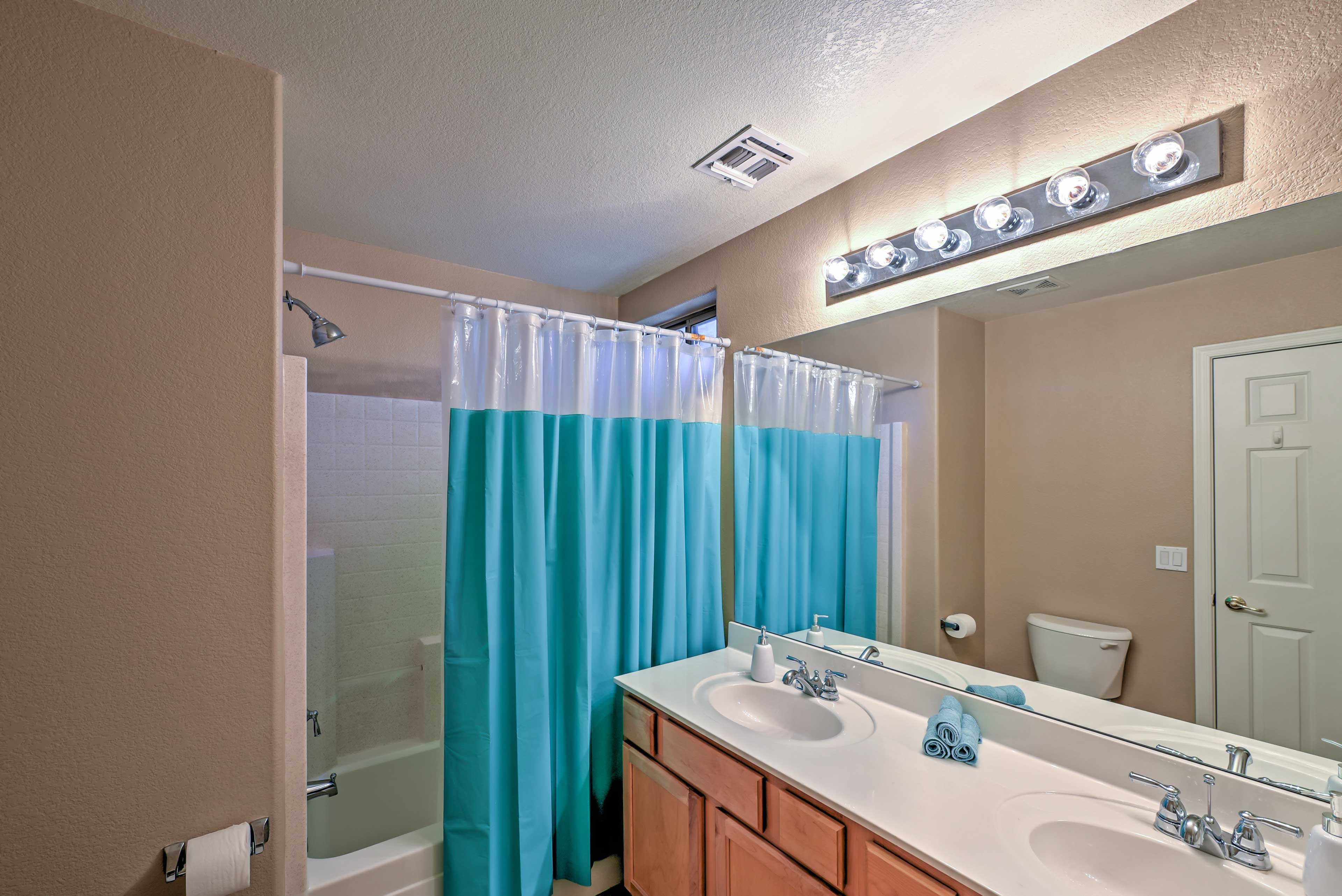 Full Bathroom | Towels Provided