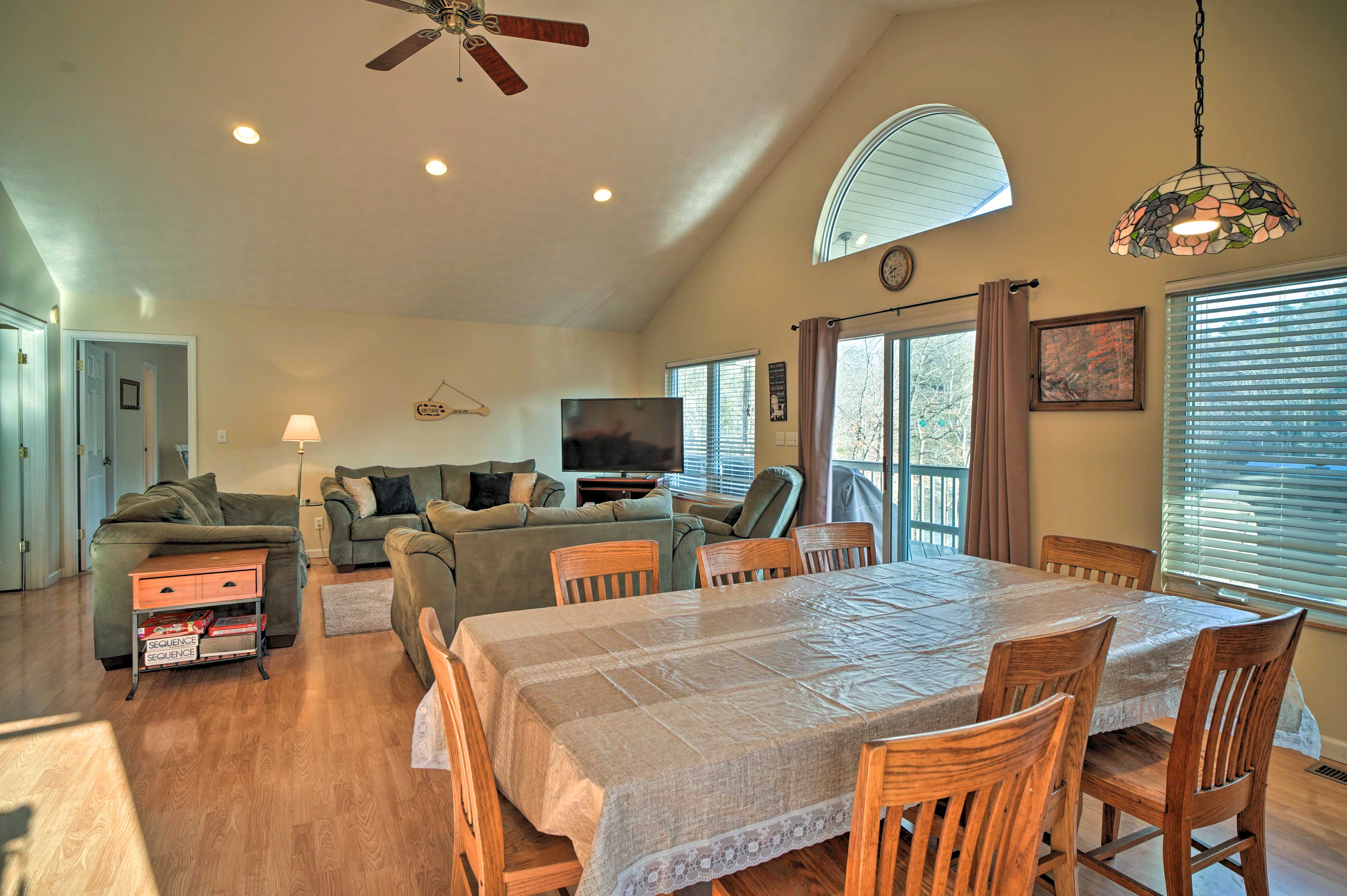 Dining Area | Dishware & Flatware Provided