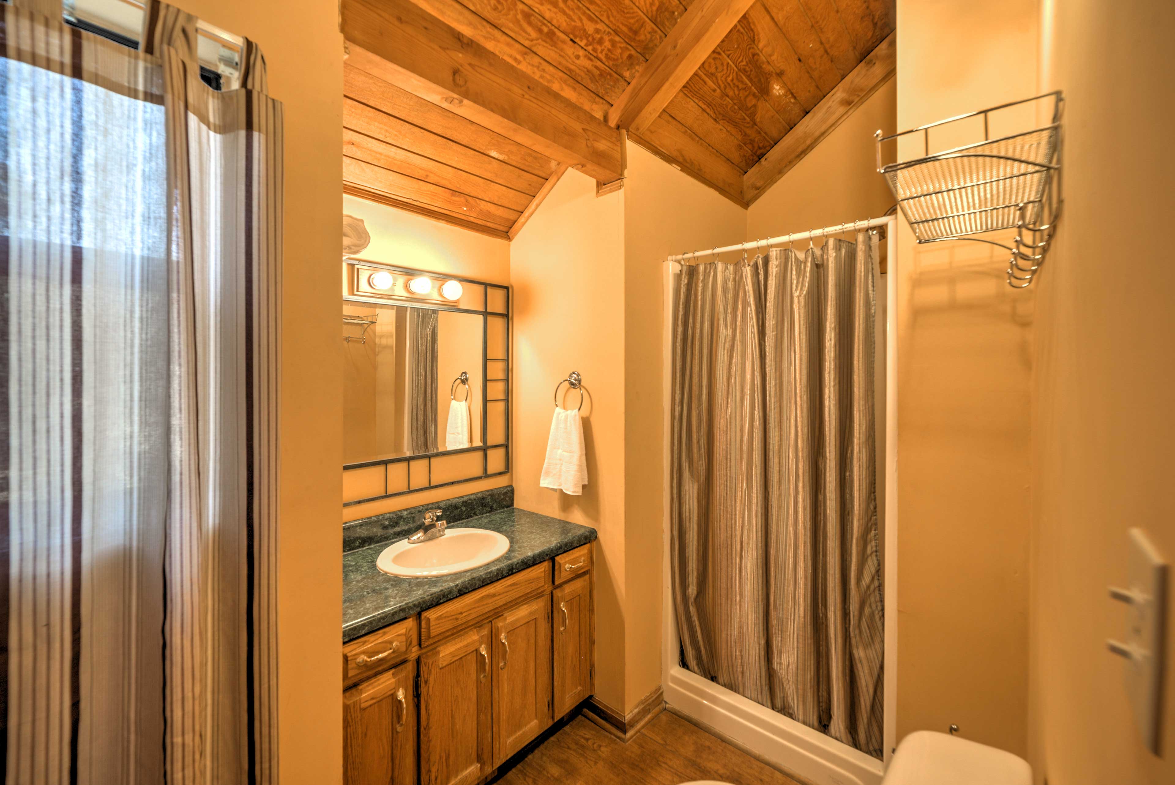 Full Bathroom | Towels & Linens Provided