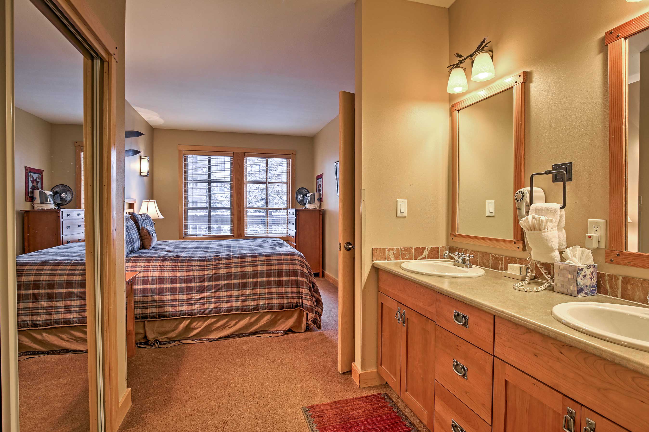 En-Suite Bathroom | Towels & Linens Provided