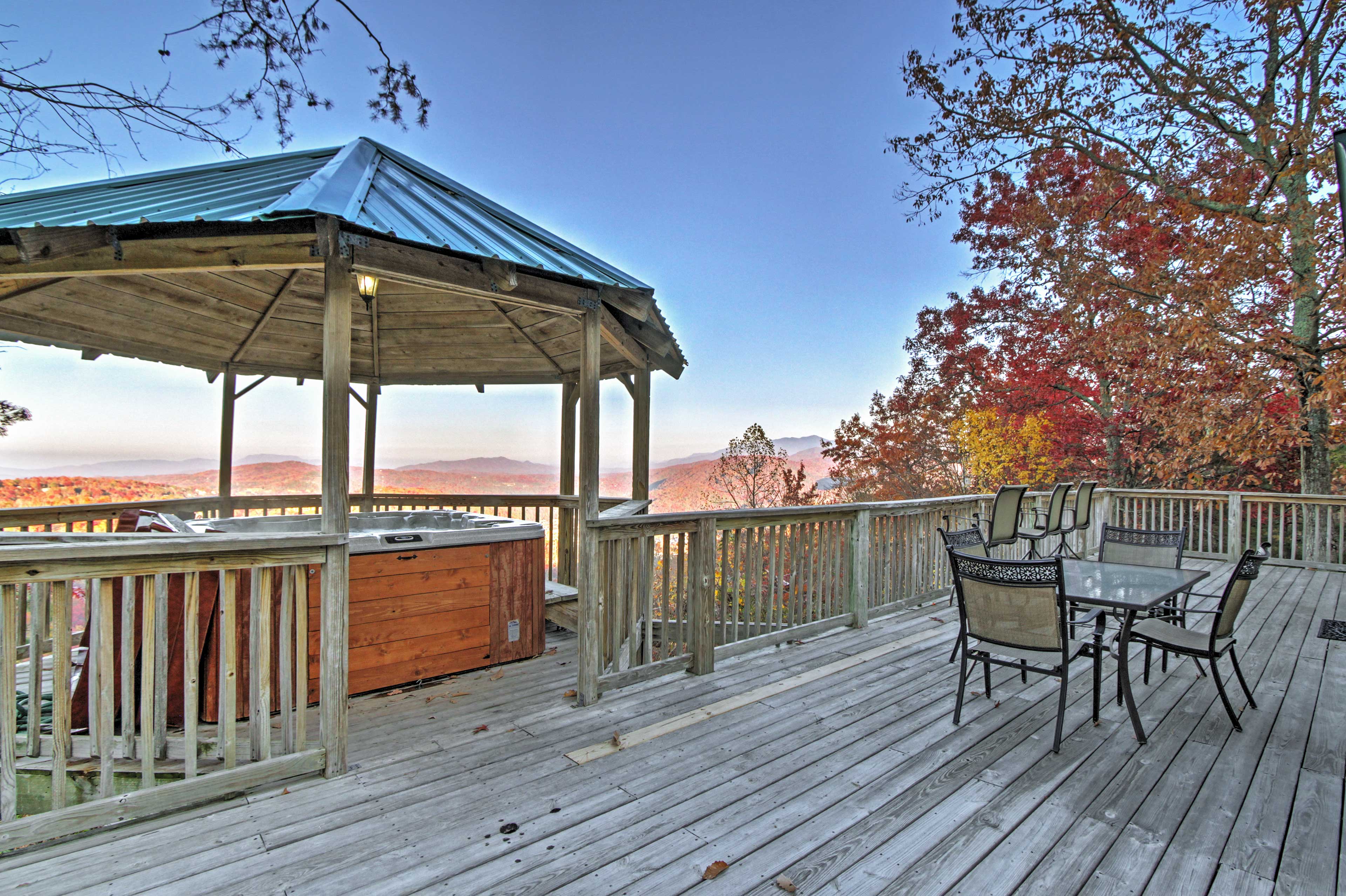 Spacious Deck | Lounge Furniture