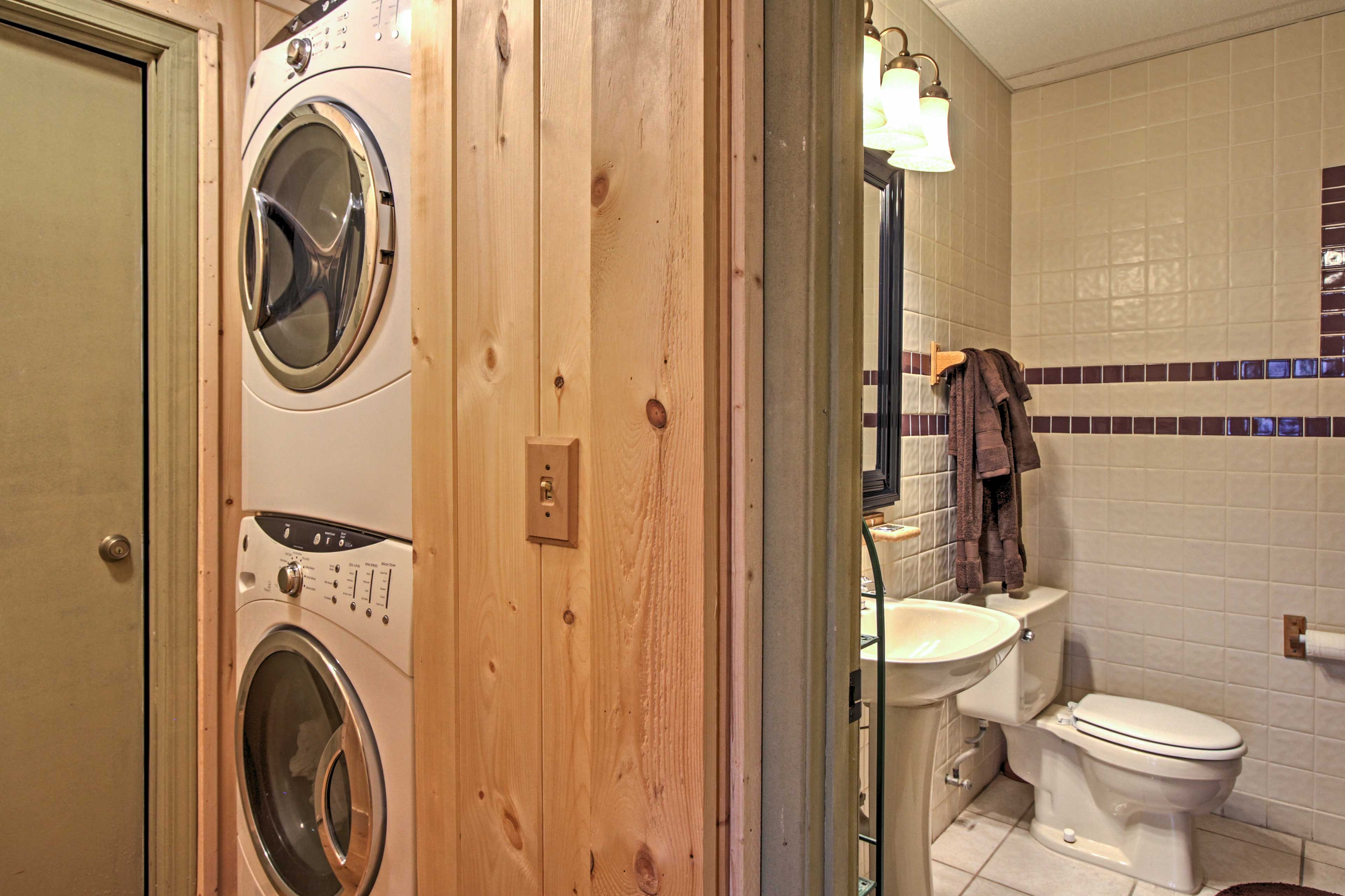 Laundry Nook & Full Bathroom | Detergent Provided